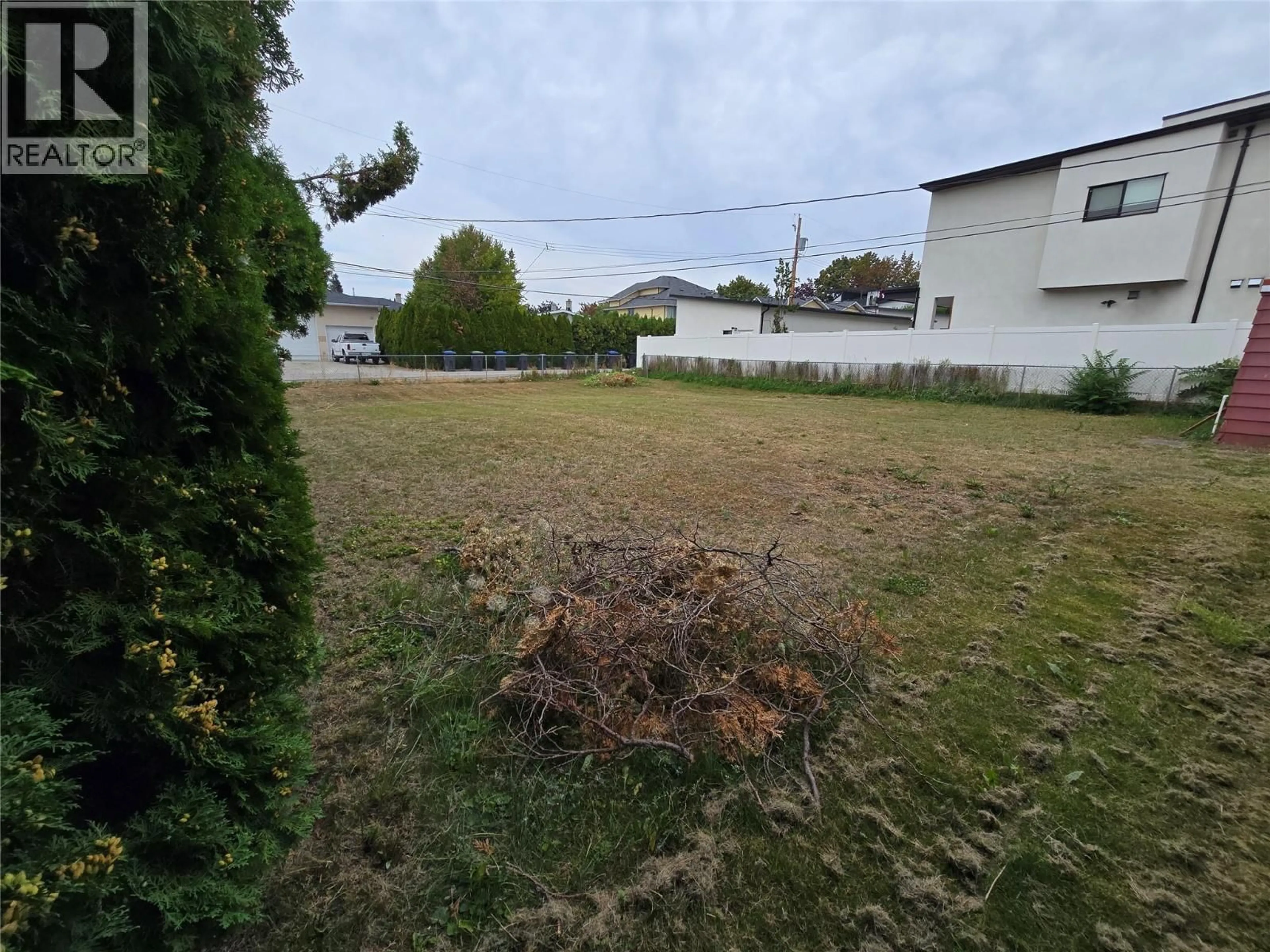 A pic from outside/outdoor area/front of a property/back of a property/a pic from drone, unknown for 824 GRENFELL AVENUE, Kelowna British Columbia V1Y5J4