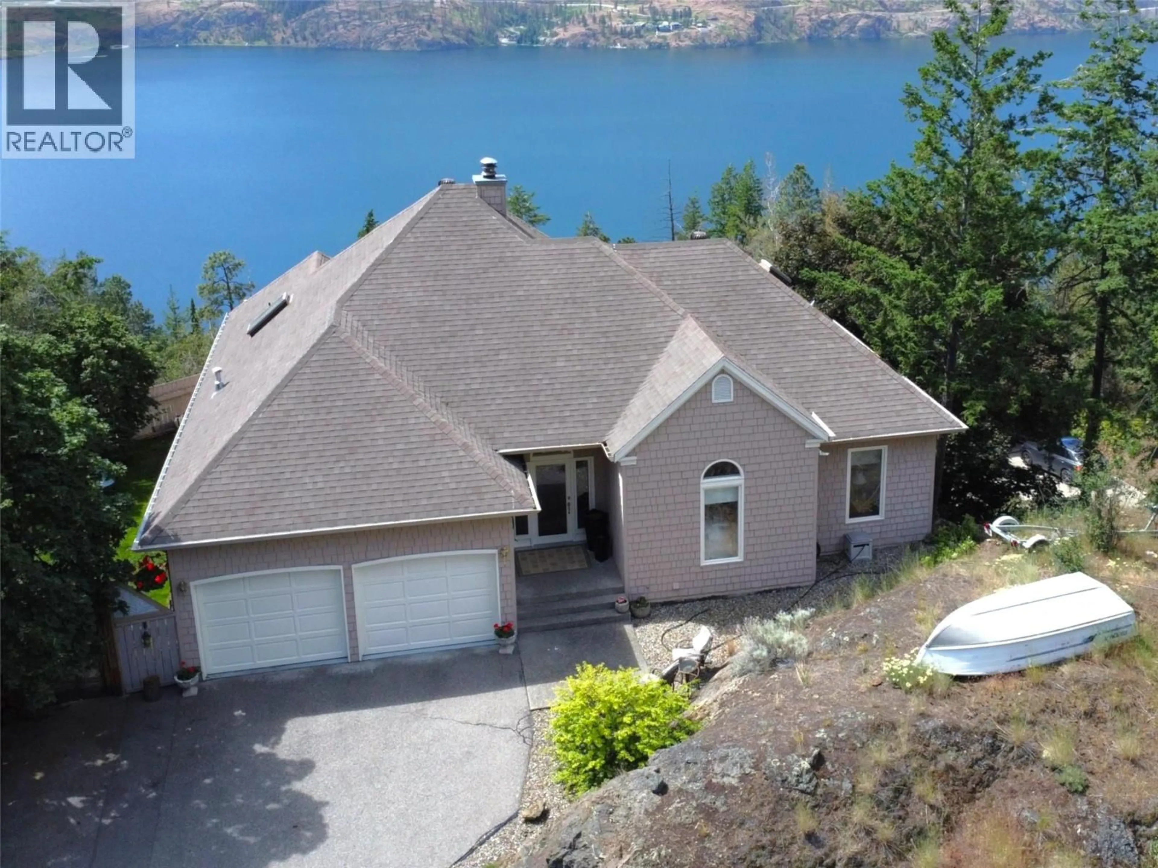 A pic from outside/outdoor area/front of a property/back of a property/a pic from drone, water/lake/river/ocean view for 1116 LYNN COURT, Kelowna British Columbia V1Y1H1