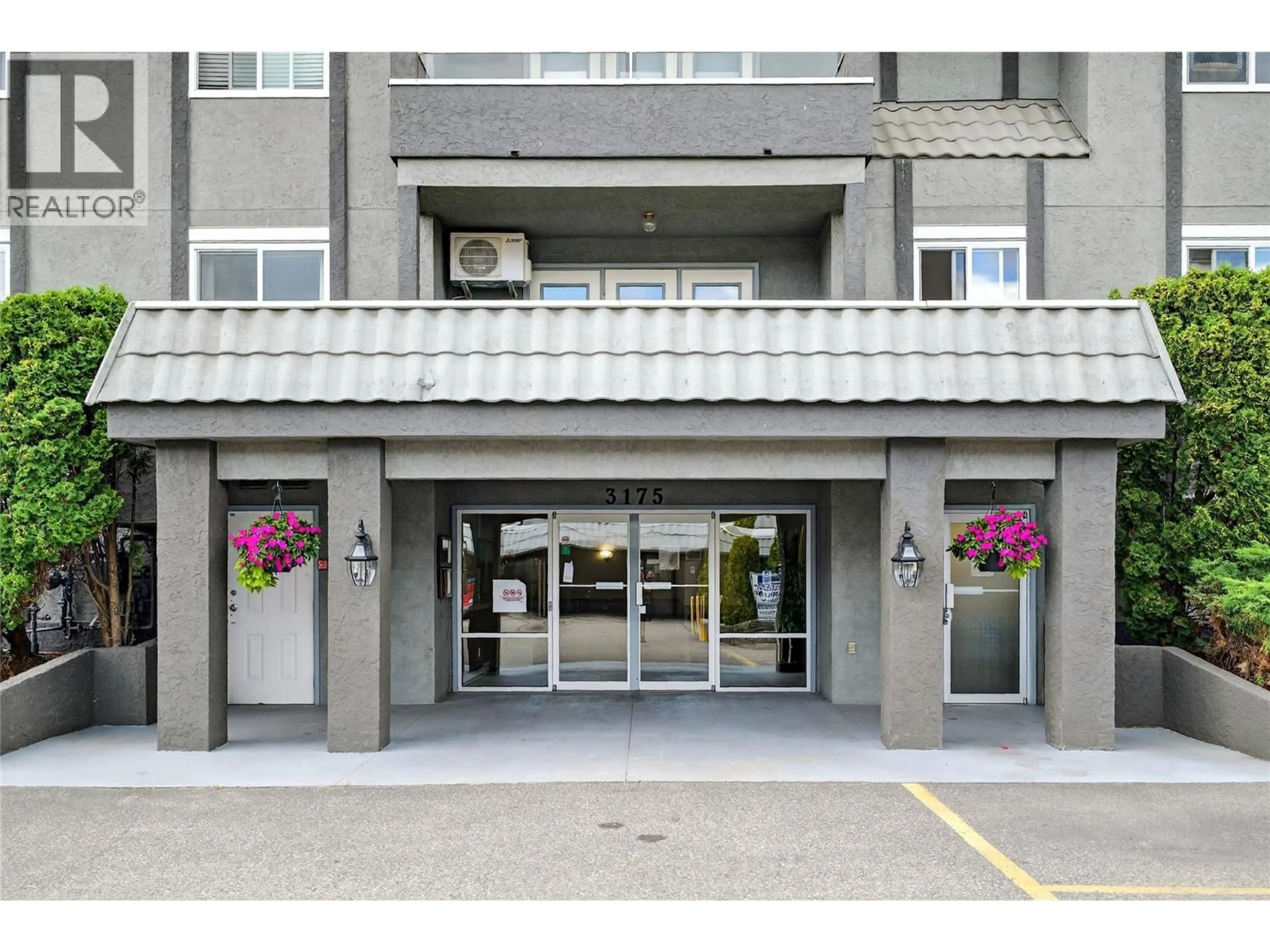 Indoor foyer for 412 - 3175 DE MONTREUIL COURT, Kelowna British Columbia V1W3W2