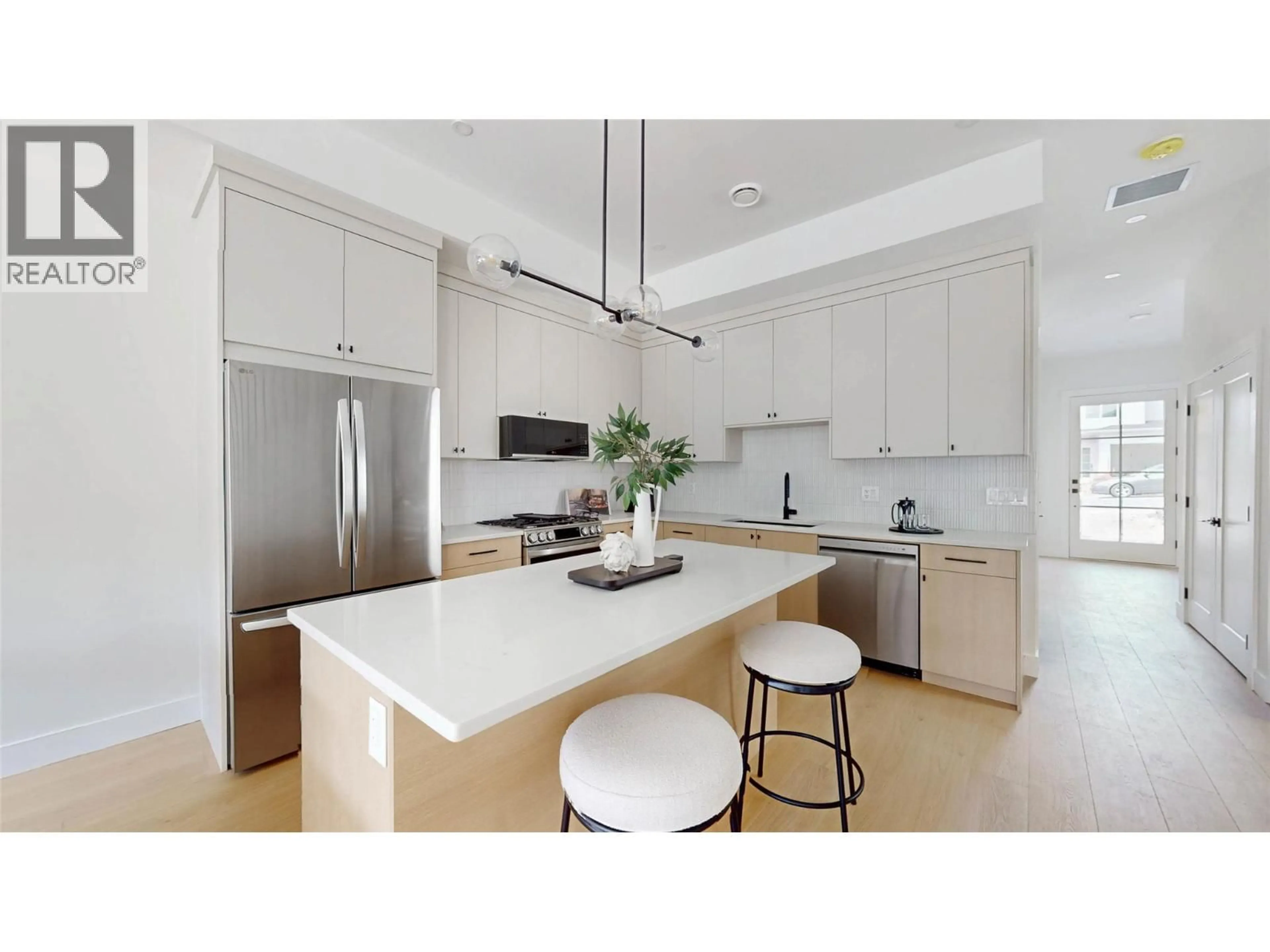 Contemporary kitchen, unknown for 389 CHARDONNAY AVENUE, Oliver British Columbia V0H1T4