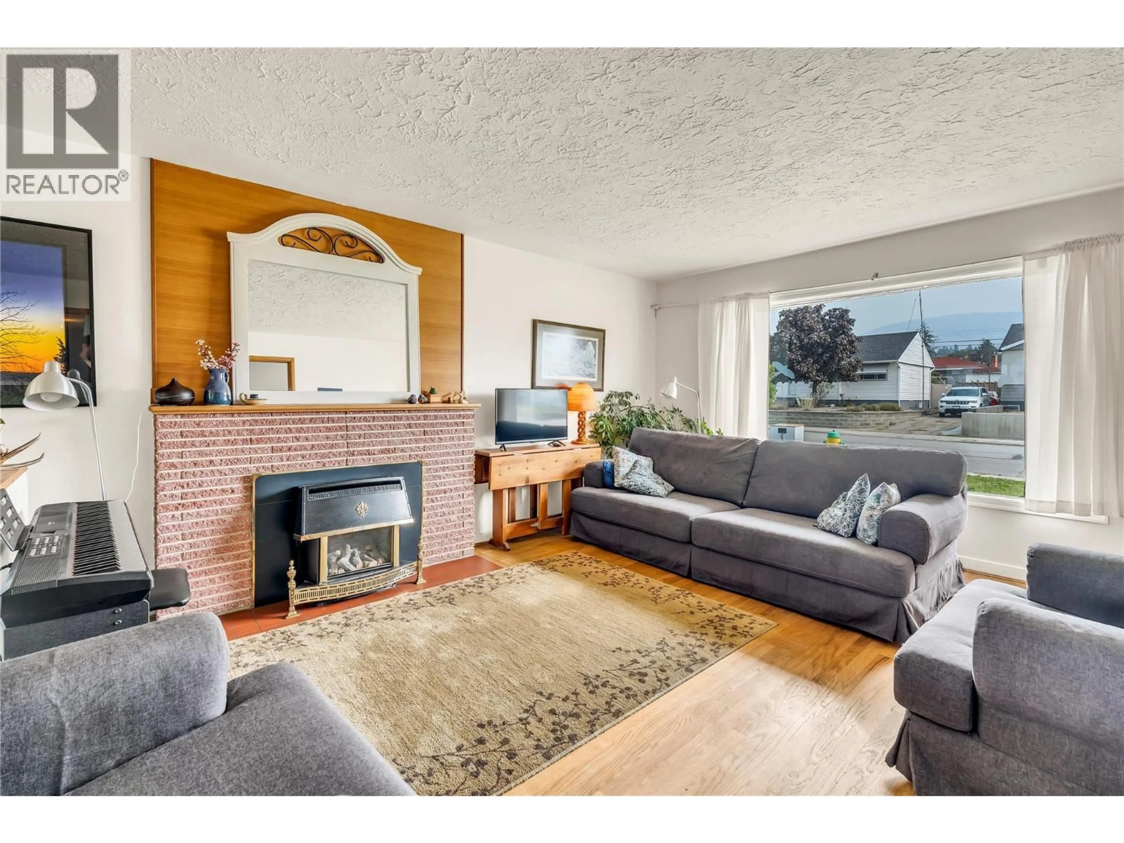 Living room with furniture, unknown for 1467 MANITOBA STREET, Penticton British Columbia V2A5A3