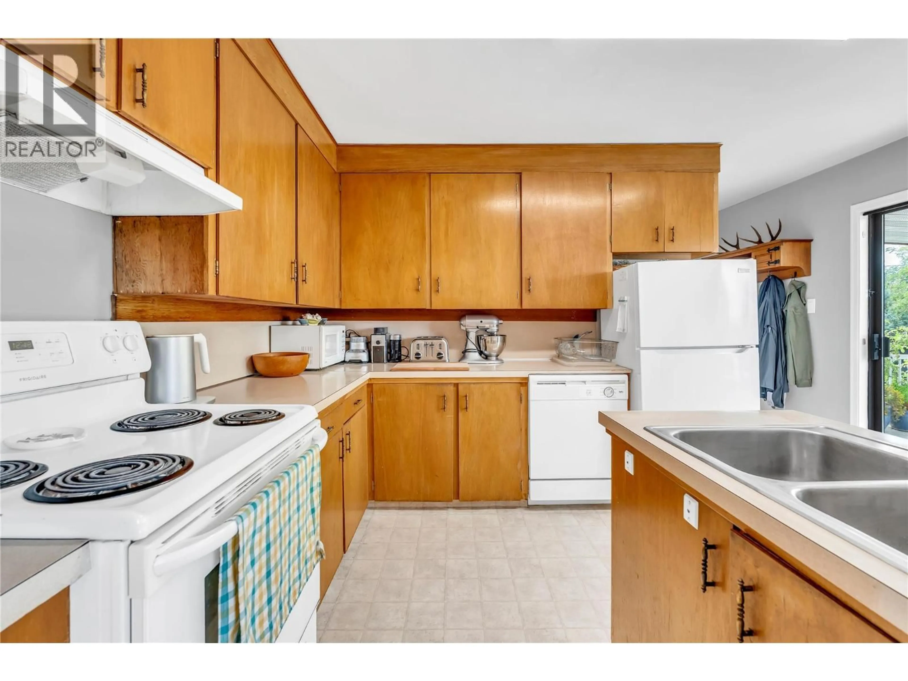 Standard kitchen, unknown for 1467 MANITOBA STREET, Penticton British Columbia V2A5A3