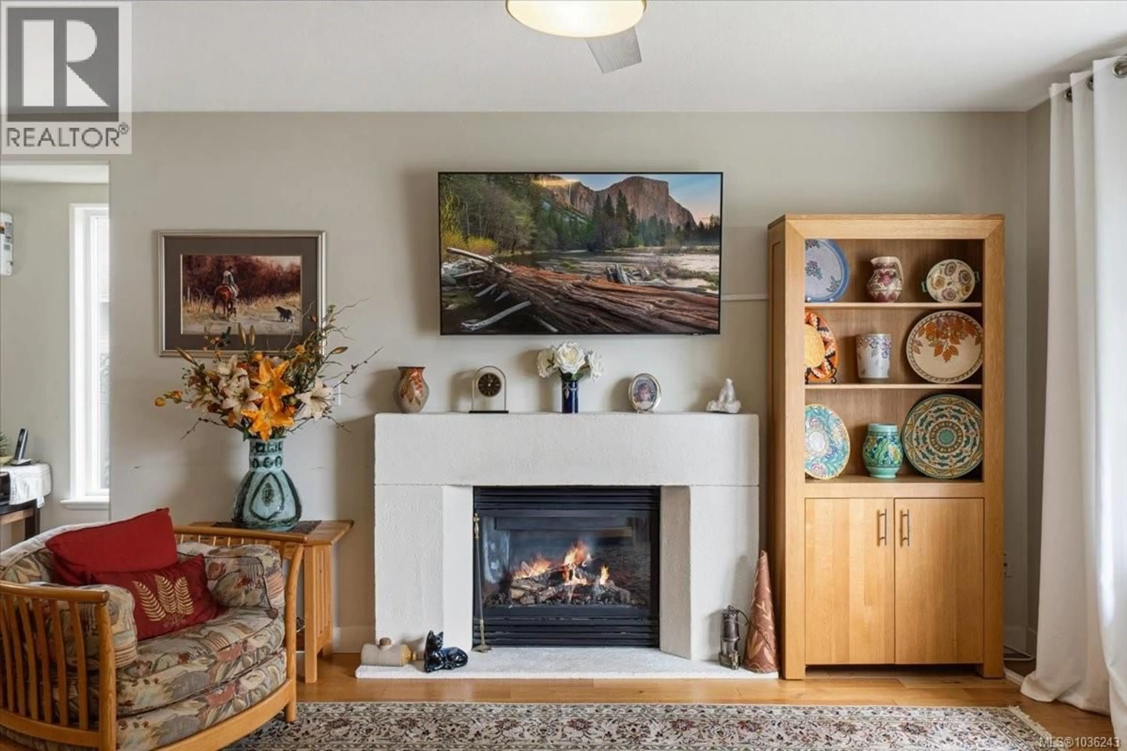 Living room with furniture, wood/laminate floor for 3614 VICTORIA AVENUE, Nanaimo British Columbia V9T6N9