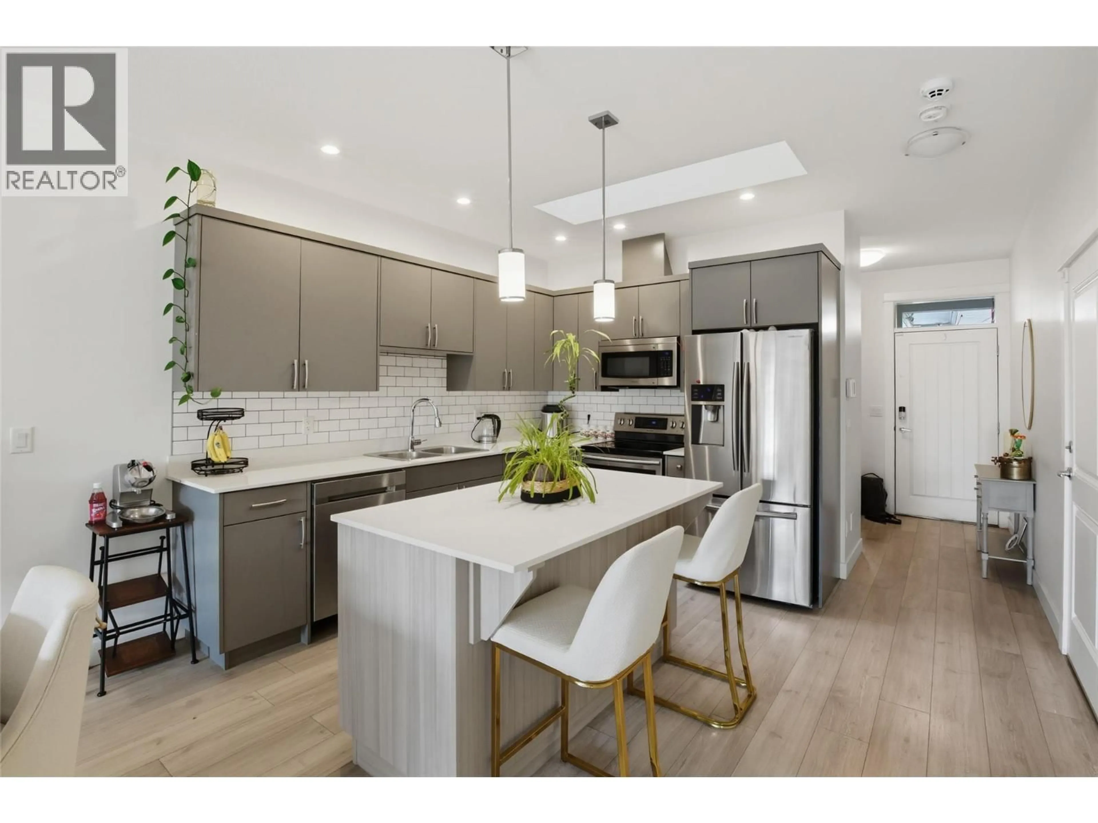 Open concept kitchen, unknown for 360 WING PLACE, Kamloops British Columbia V2C0H2