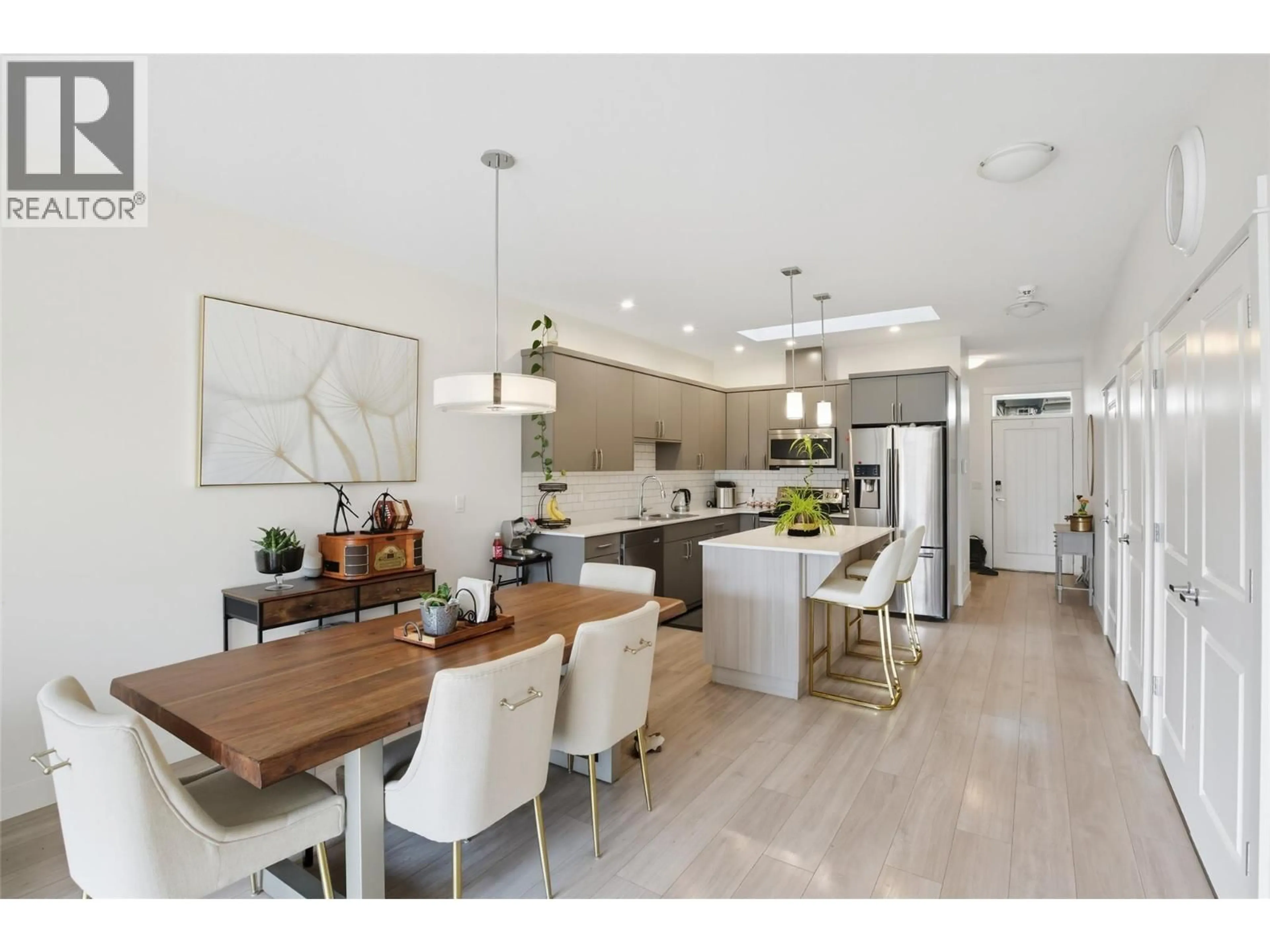 Open concept kitchen, unknown for 360 WING PLACE, Kamloops British Columbia V2C0H2