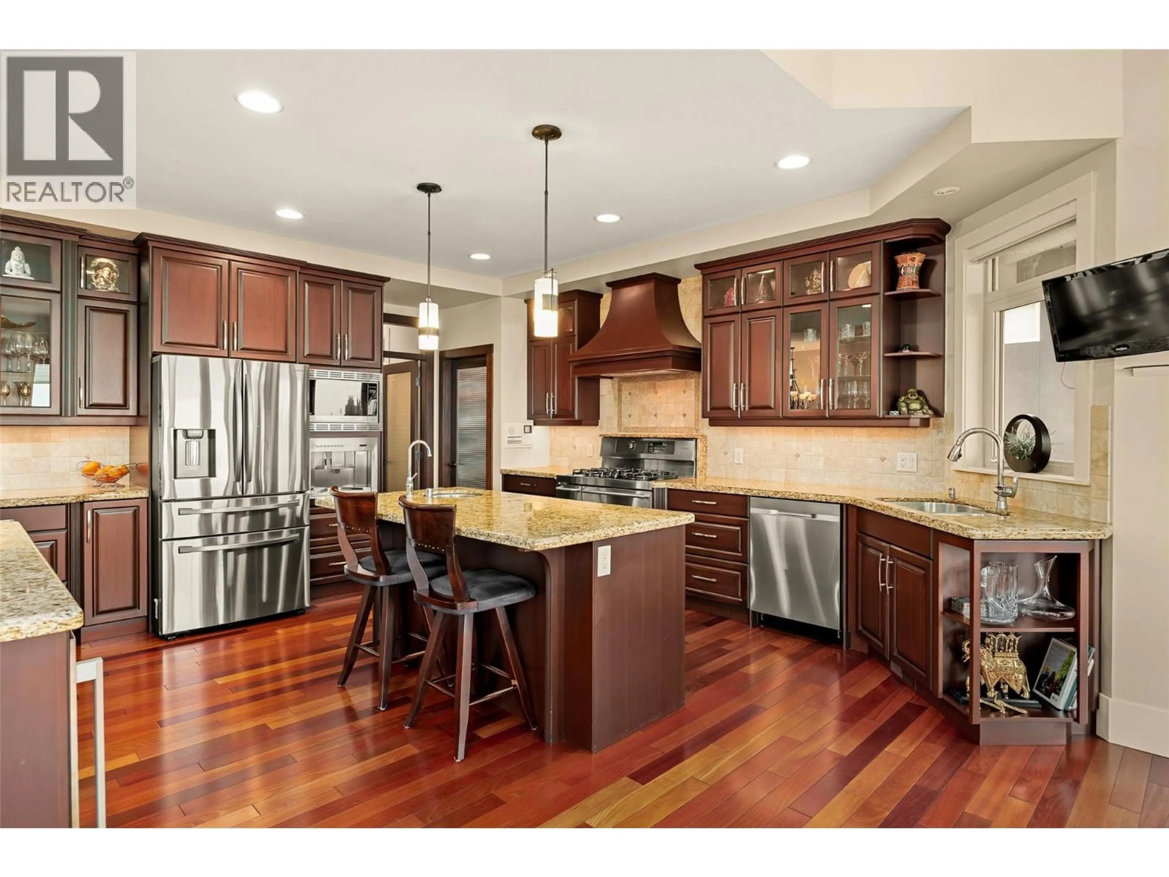 Open concept kitchen, wood/laminate floor for 620 ARBOR VIEW DRIVE, Kelowna British Columbia V1W4Z7