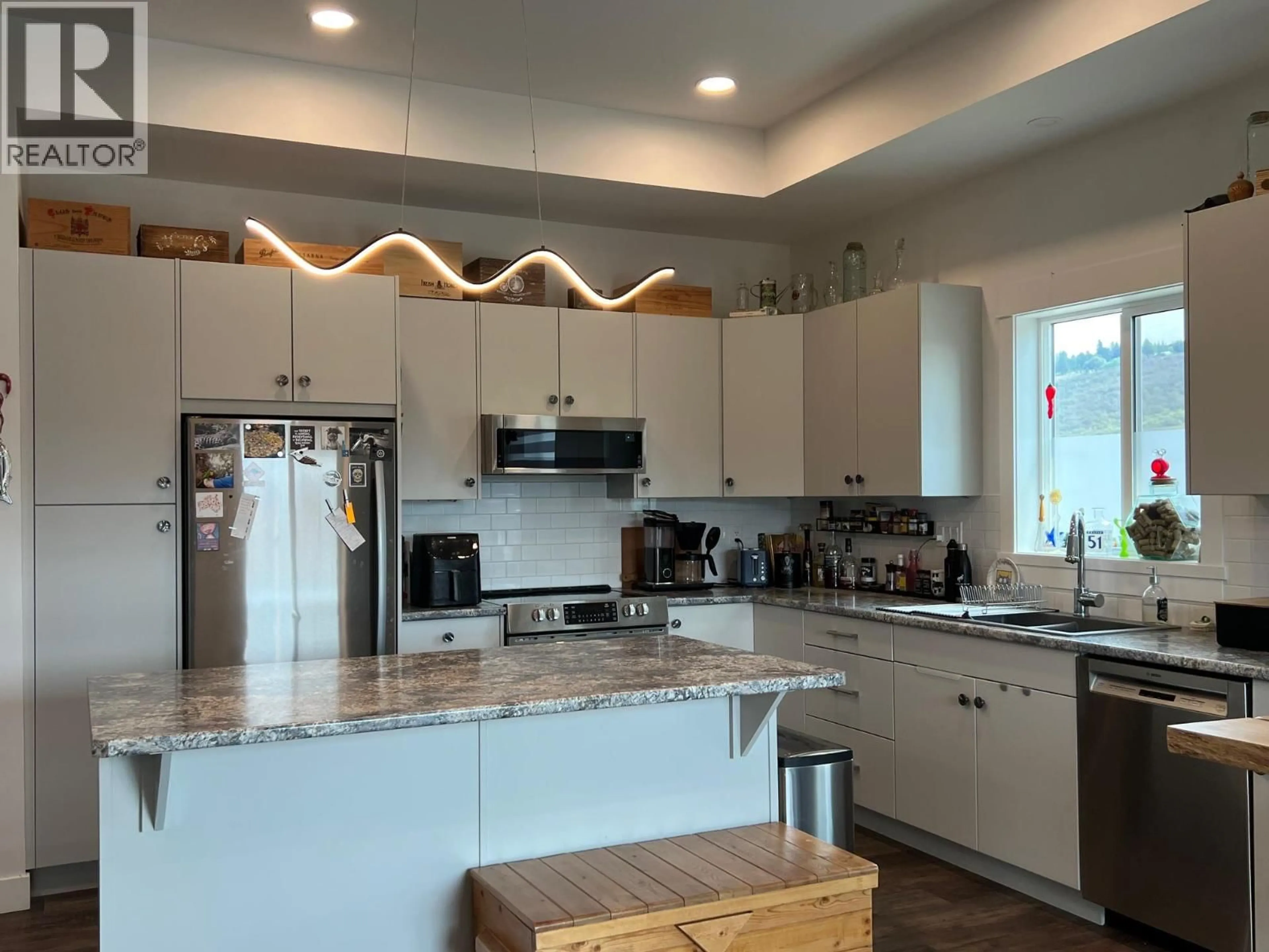 Open concept kitchen, ceramic/tile floor for 1029 10TH AVENUE, Vernon British Columbia V1H1Z1