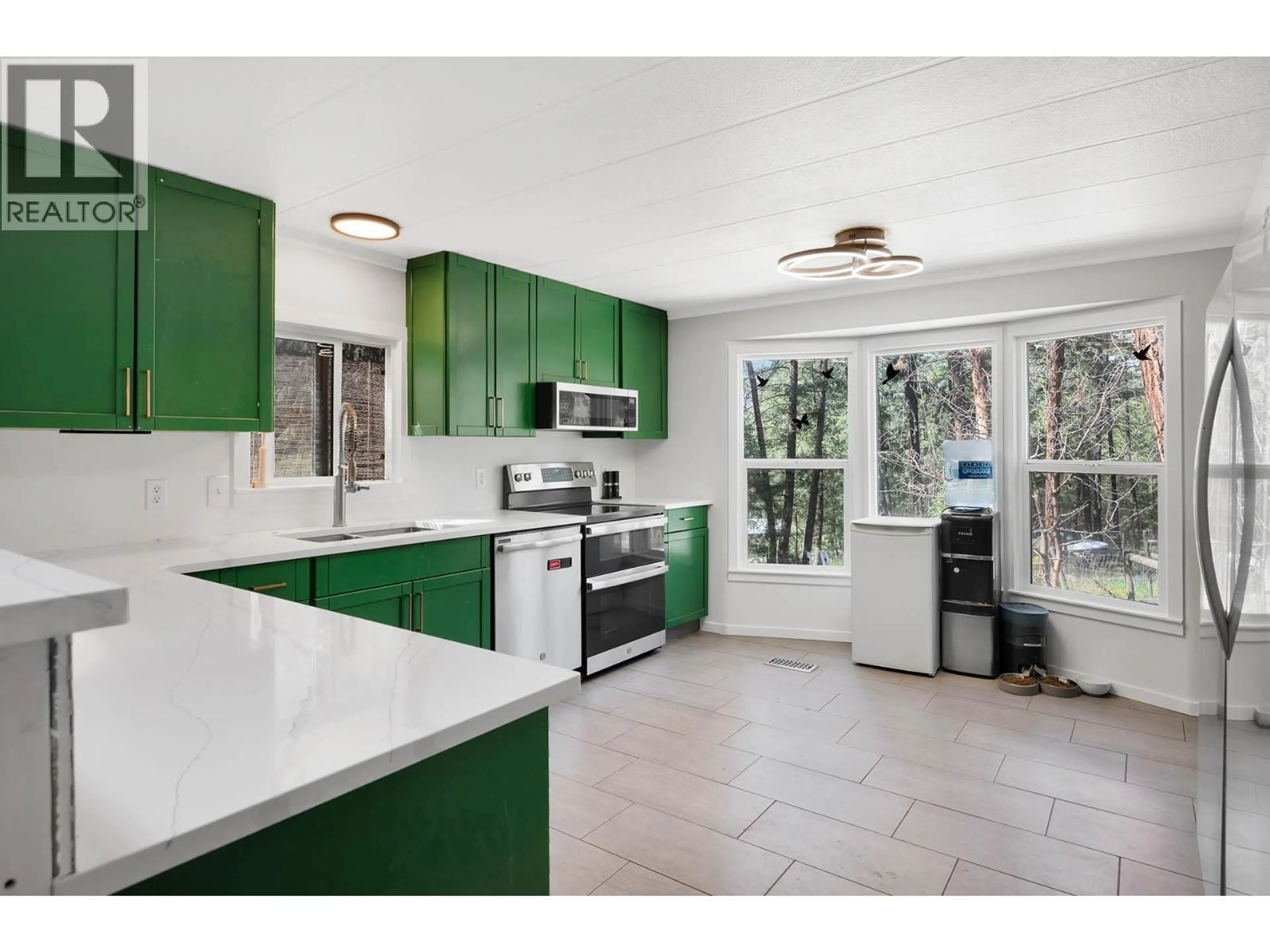 Open concept kitchen, ceramic/tile floor for 392 WALTERDALE ROAD, Kamloops British Columbia V2C6H1