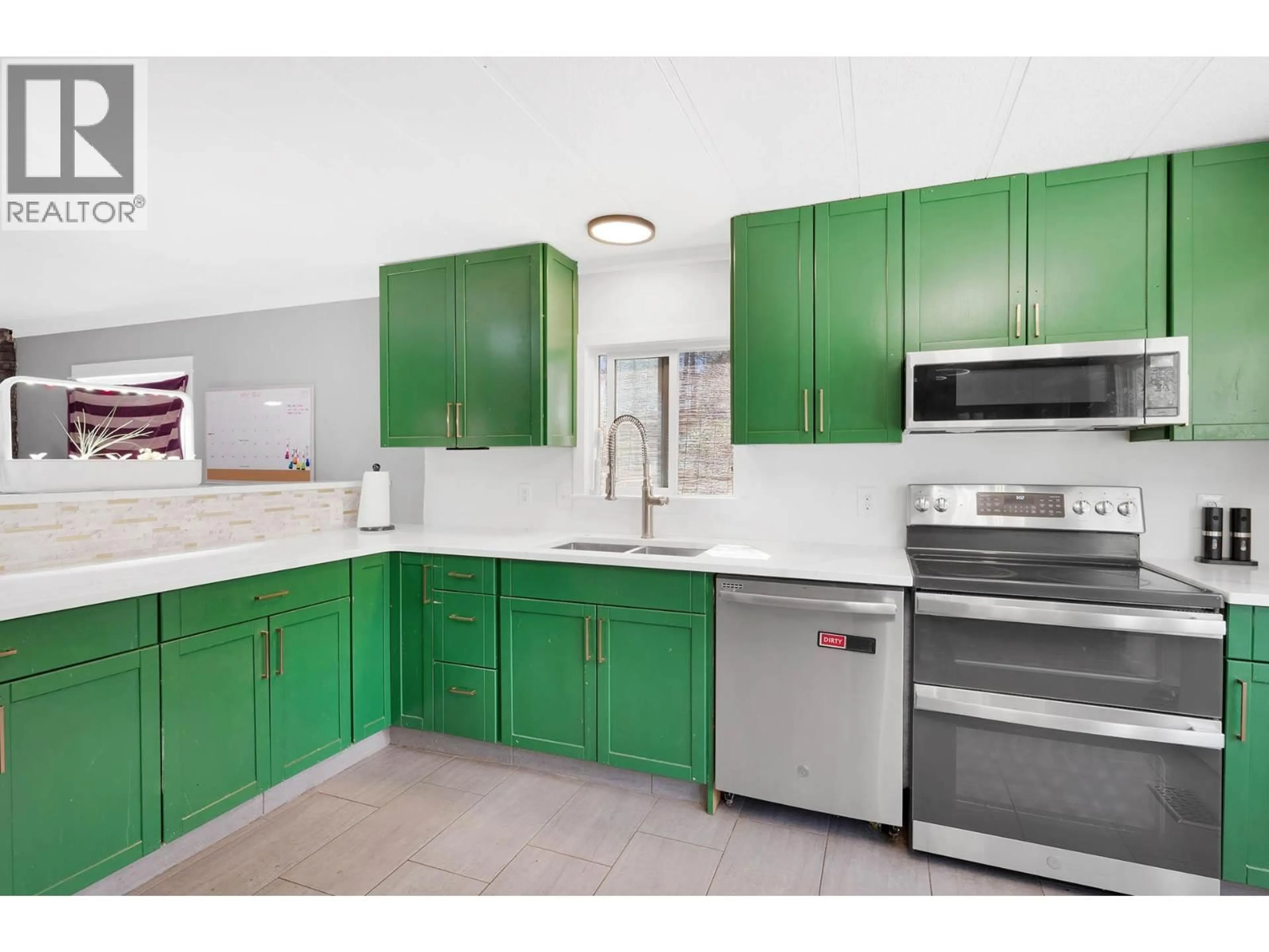 Standard kitchen, ceramic/tile floor for 392 WALTERDALE ROAD, Kamloops British Columbia V2C6H1