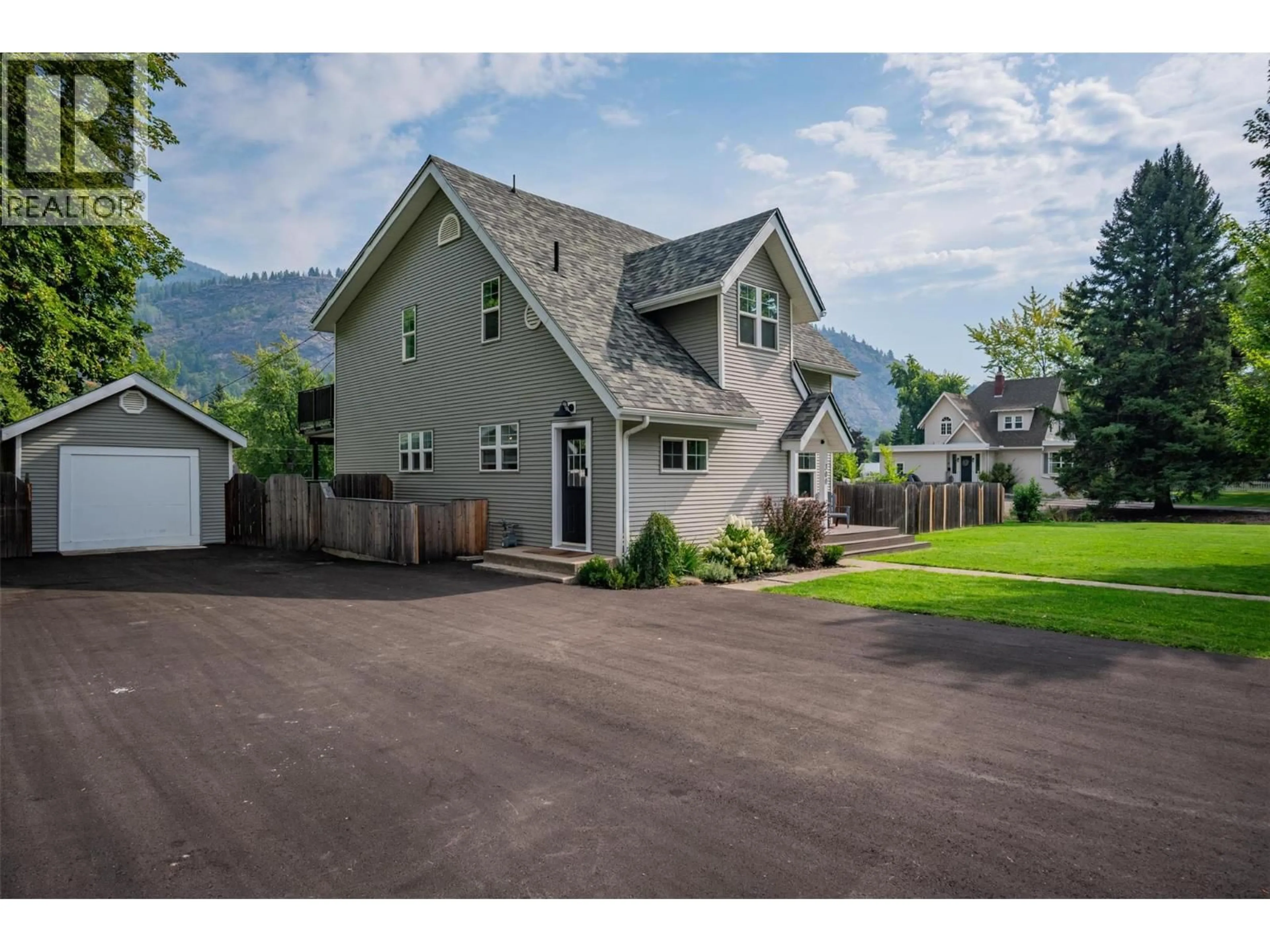 Home with vinyl exterior material, mountain view for 300 KOOTENAY AVENUE, Trail British Columbia V1R1H5