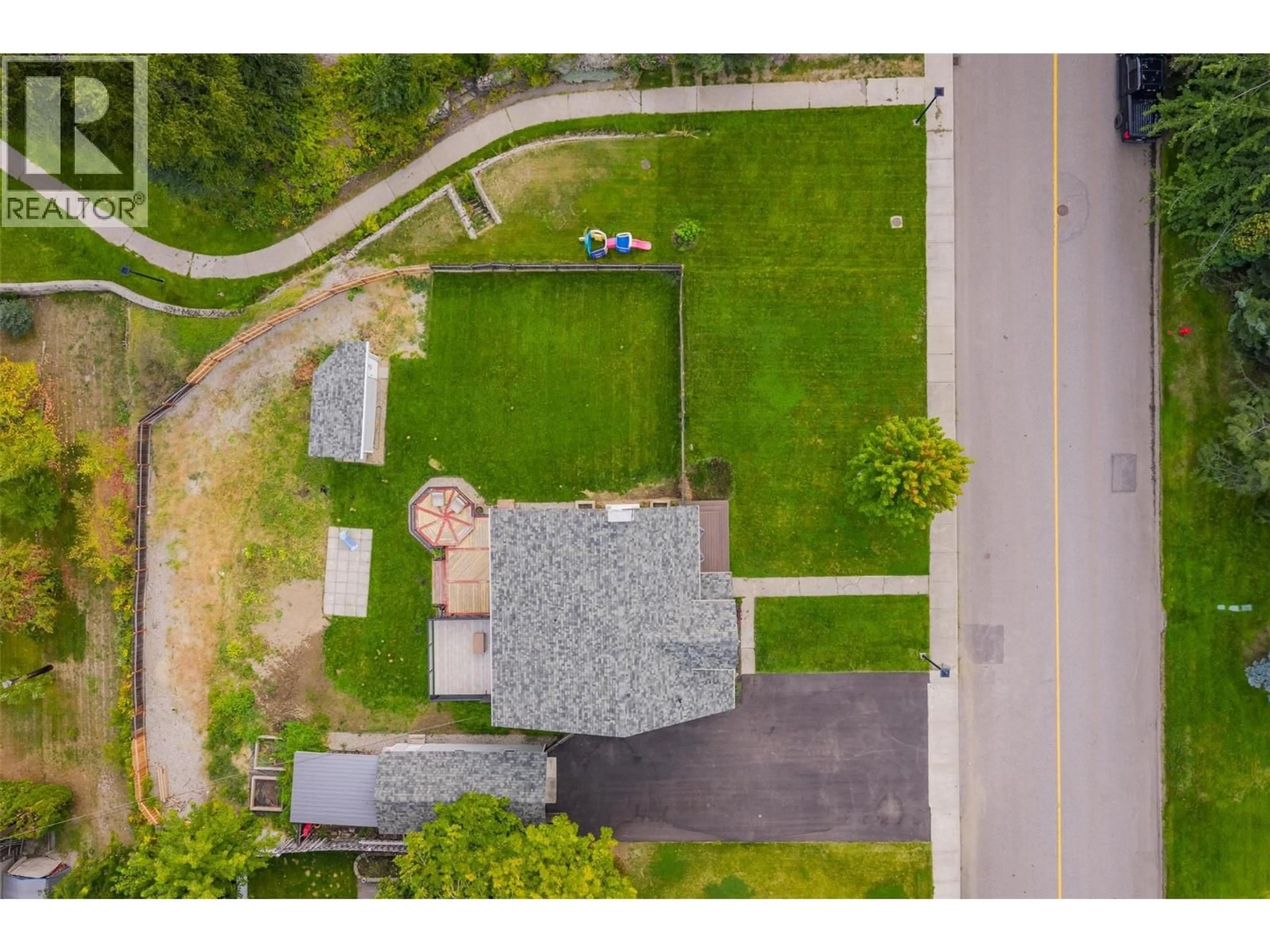 A pic from outside/outdoor area/front of a property/back of a property/a pic from drone, street for 300 KOOTENAY AVENUE, Trail British Columbia V1R1H5