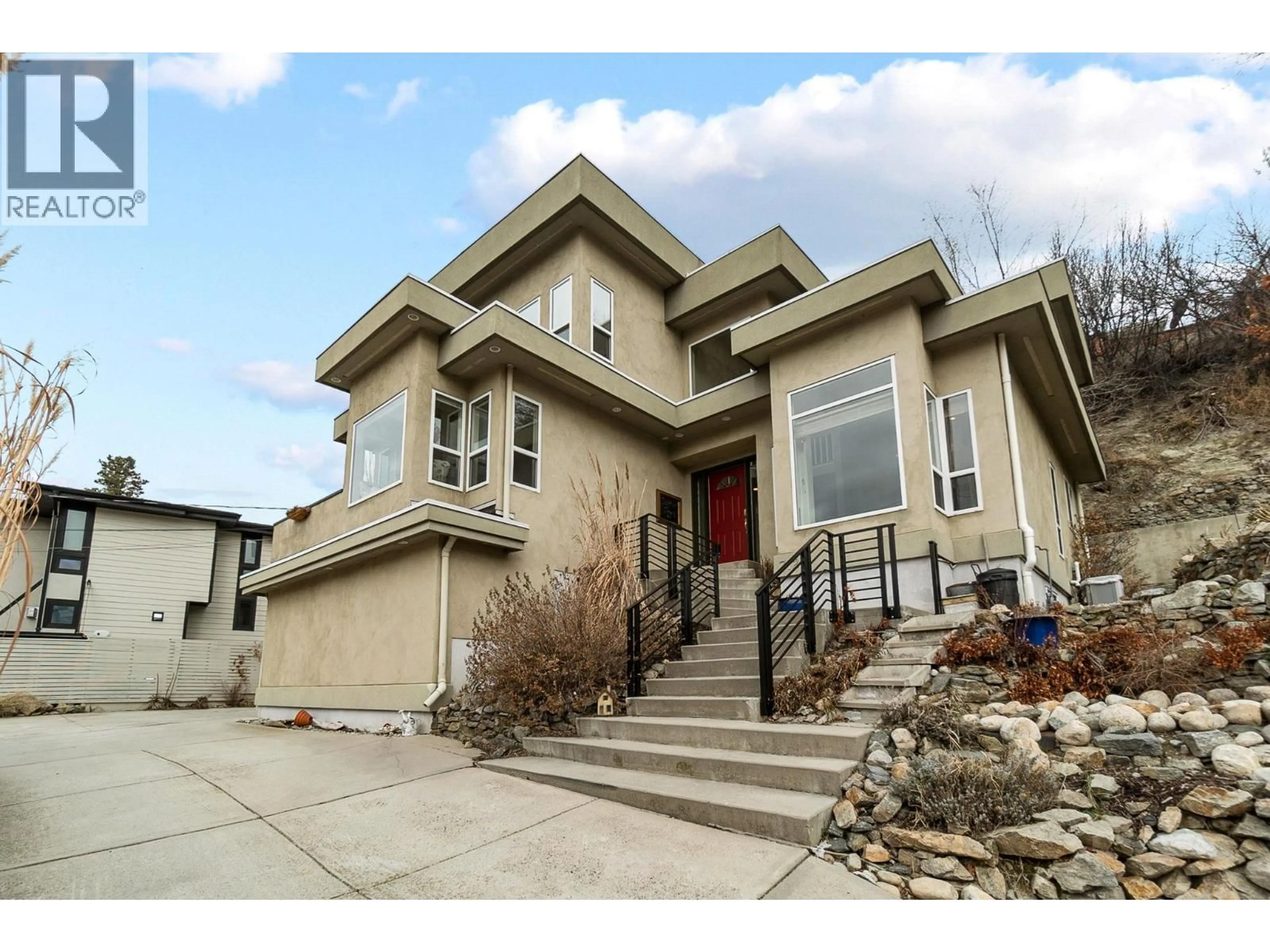 Home with vinyl exterior material, street for 712 CREEKSIDE ROAD, Penticton British Columbia V2A2C4