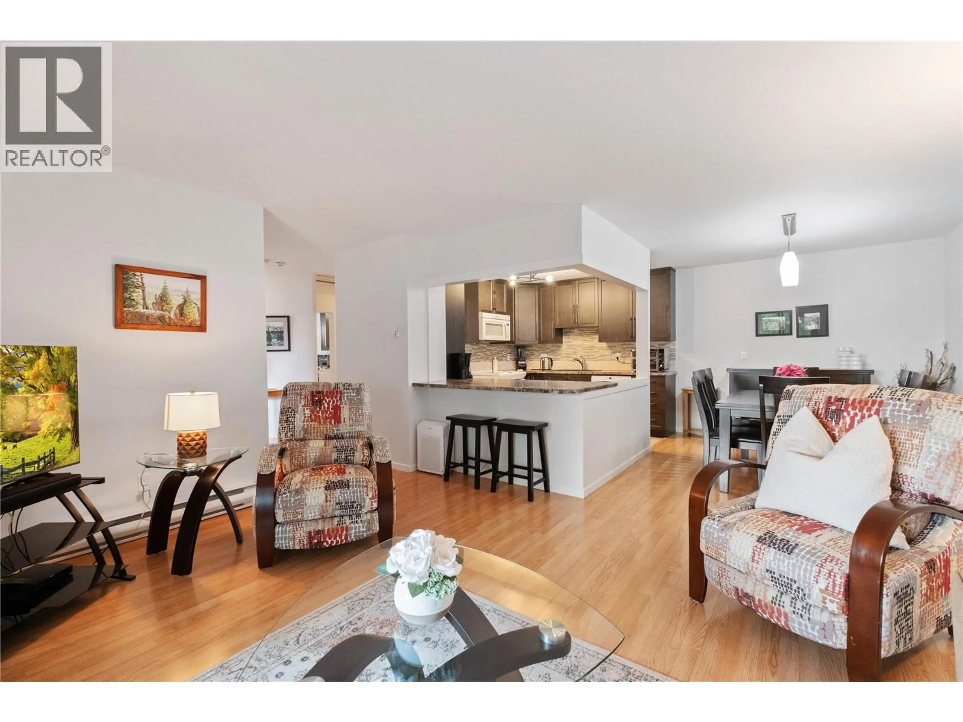 Living room with furniture, wood/laminate floor for 405 - 780 HOUGHTON ROAD, Kelowna British Columbia V1X5G7