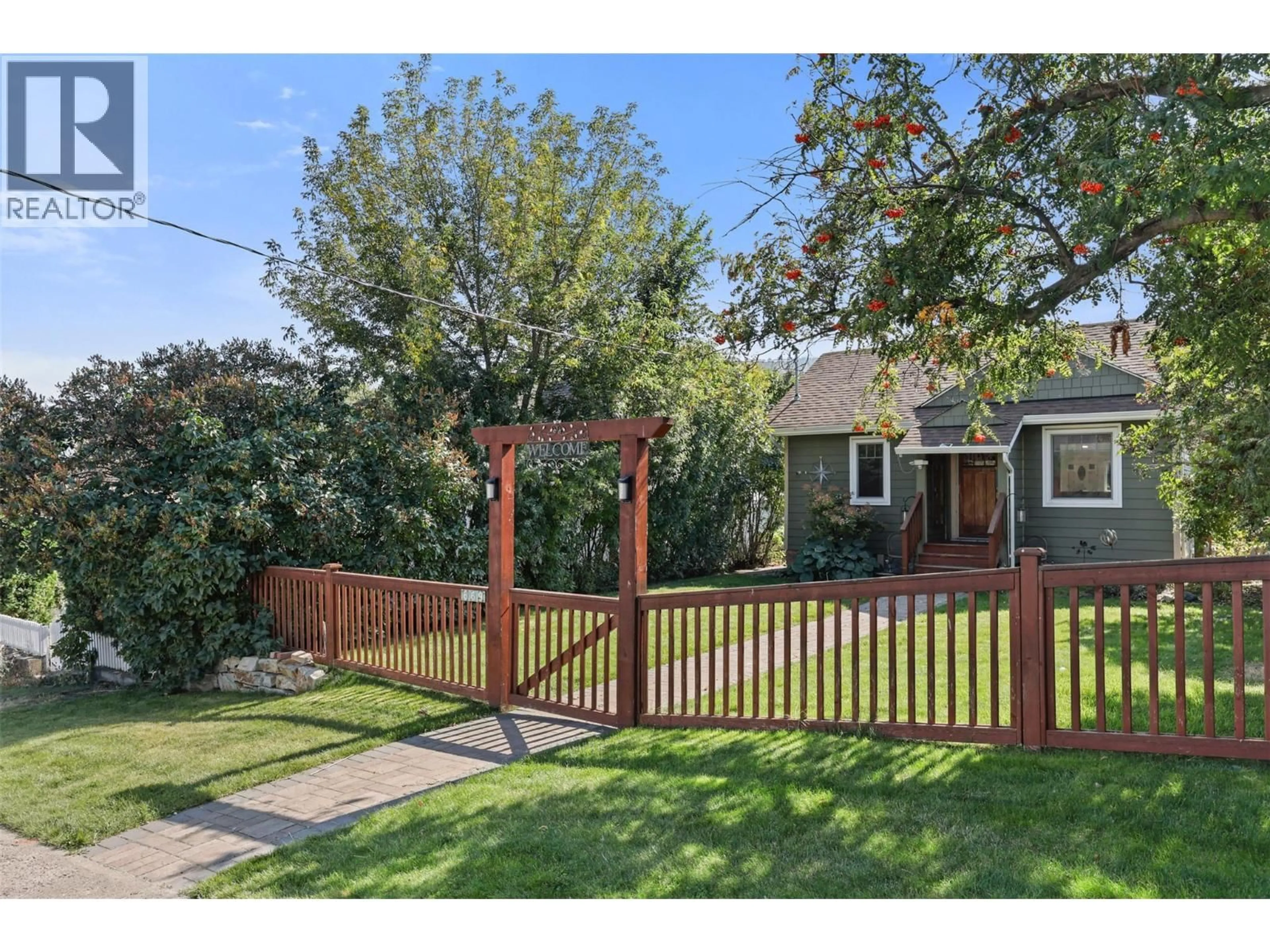 A pic from outside/outdoor area/front of a property/back of a property/a pic from drone, street for 669 PINE STREET, Kamloops British Columbia V2C2Z6