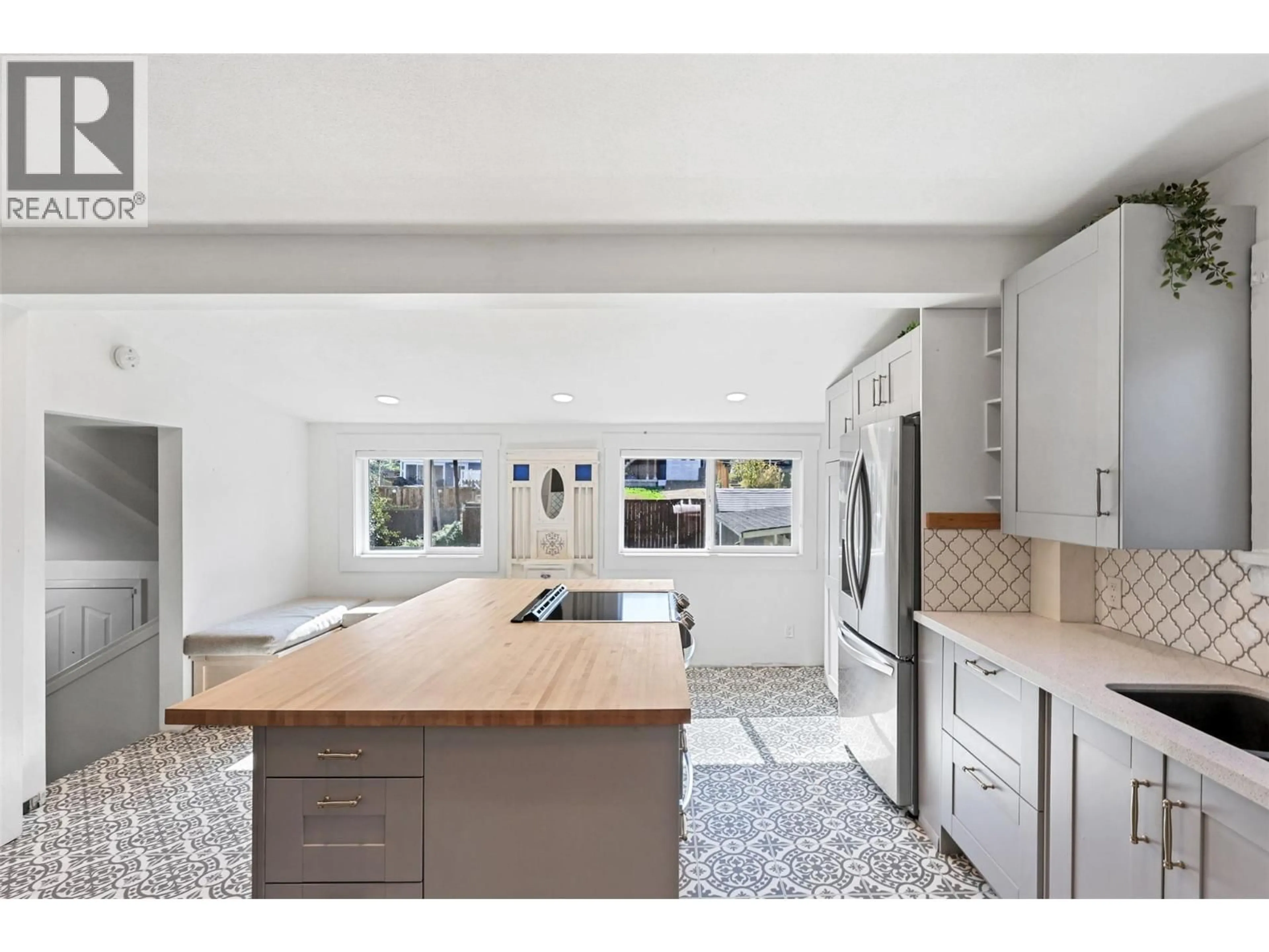 Open concept kitchen, ceramic/tile floor for 669 PINE STREET, Kamloops British Columbia V2C2Z6