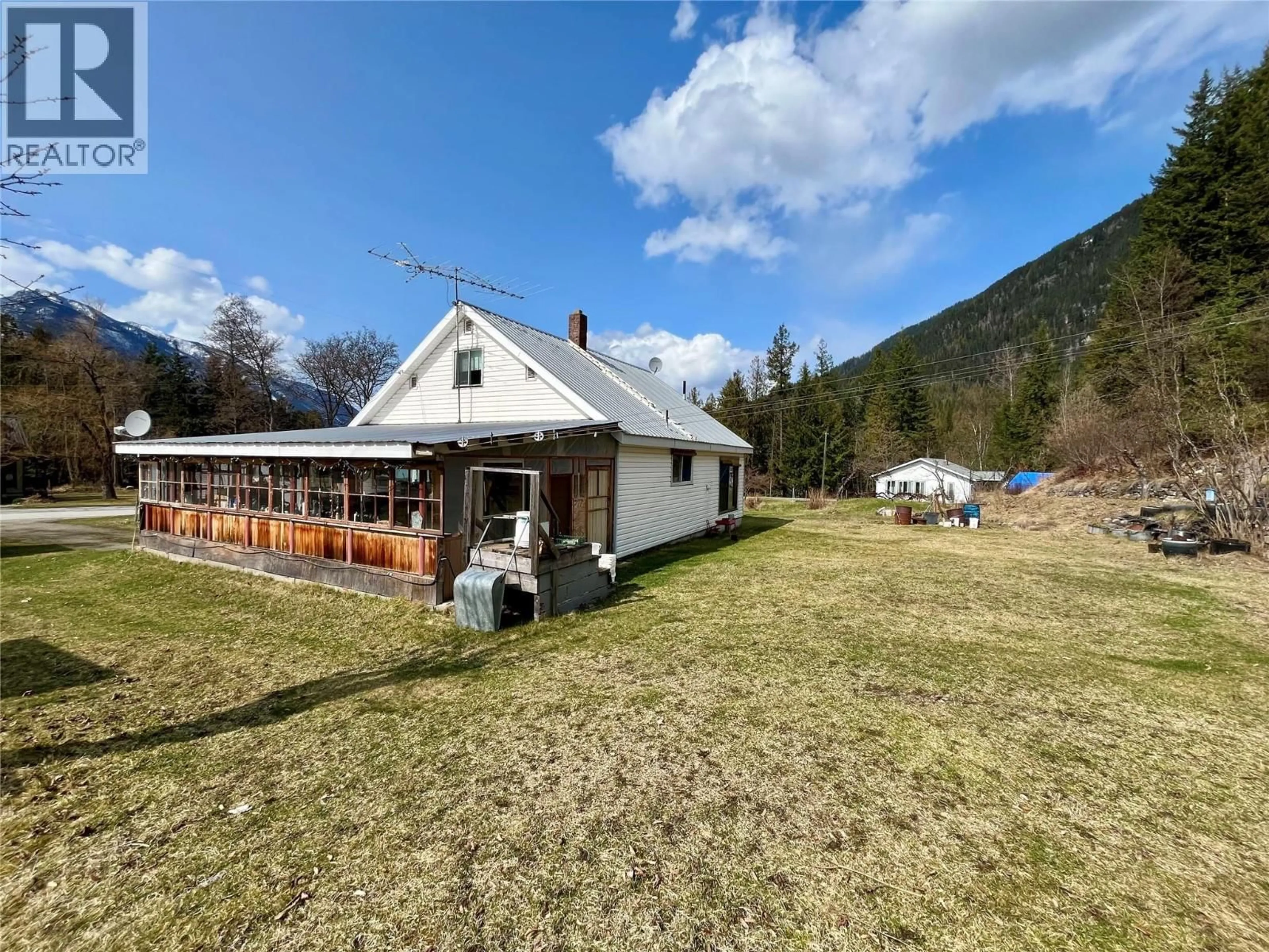 A pic from outside/outdoor area/front of a property/back of a property/a pic from drone, mountain view for 1118 KILDARE STREET, New Denver British Columbia V0G1S0