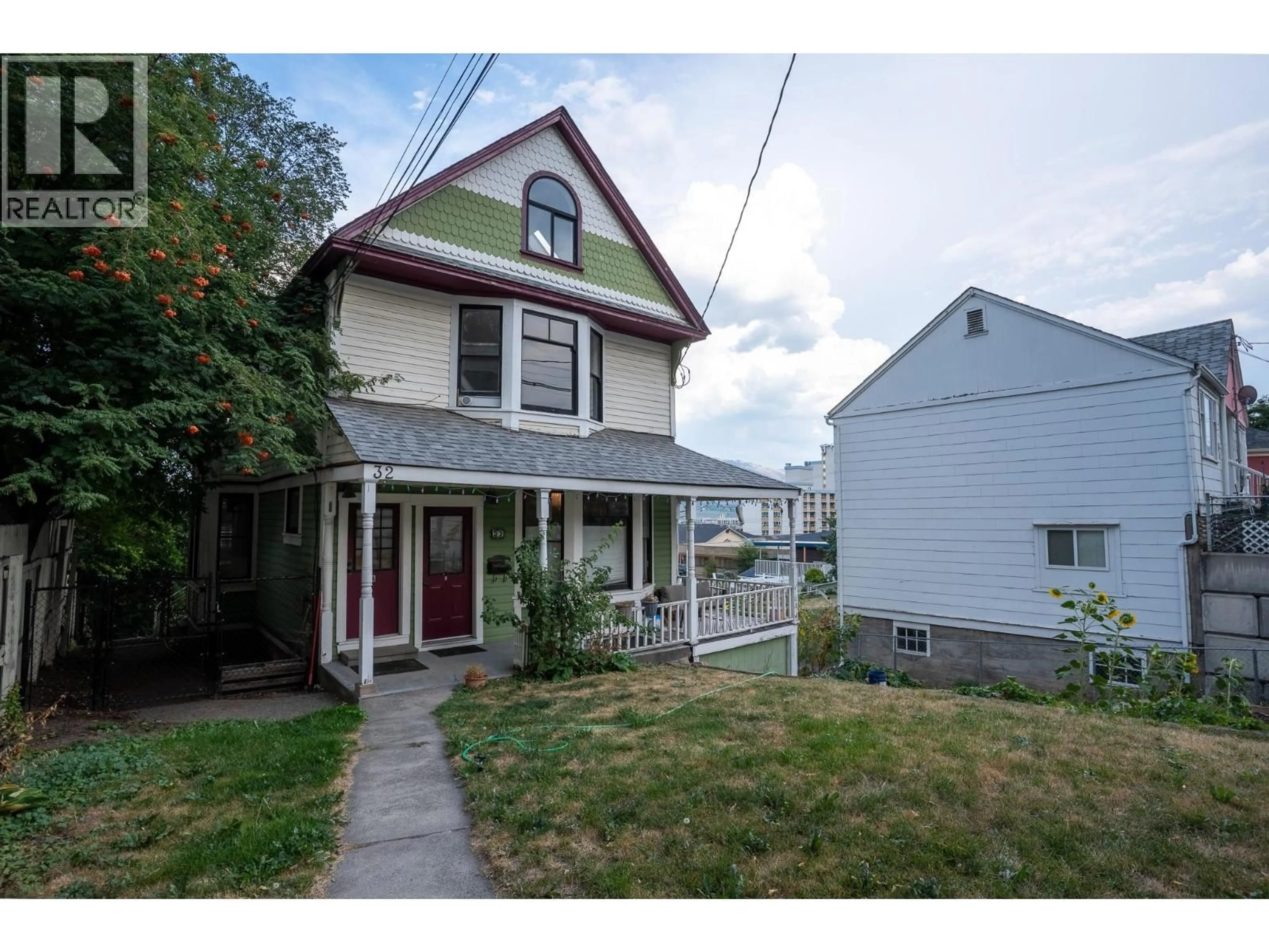 Home with vinyl exterior material, street for 32 BATTLE STREET WEST, Kamloops British Columbia V2G4K1