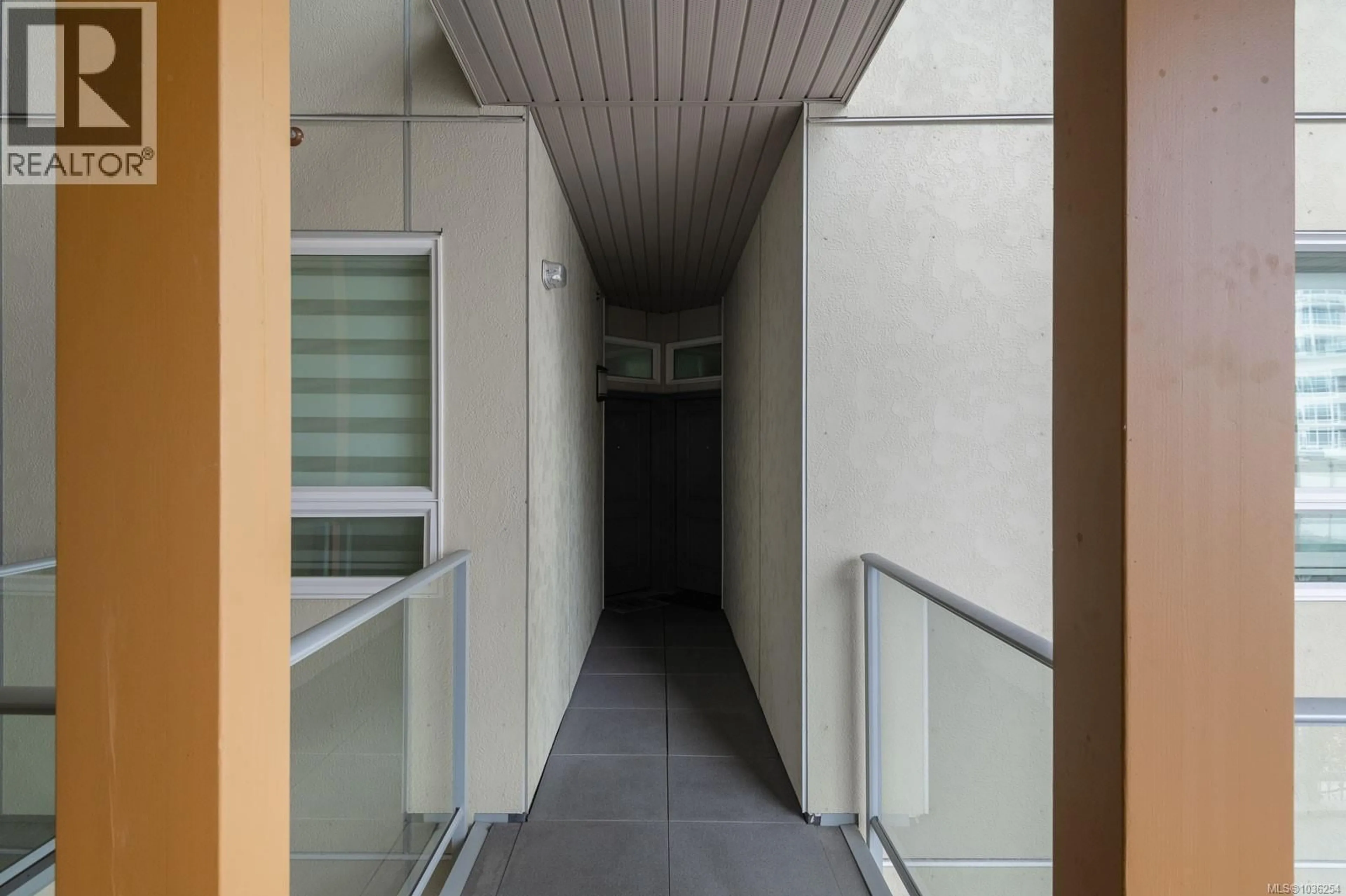 Indoor foyer for 303 - 10 CHAPEL STREET, Nanaimo British Columbia V9R5H2