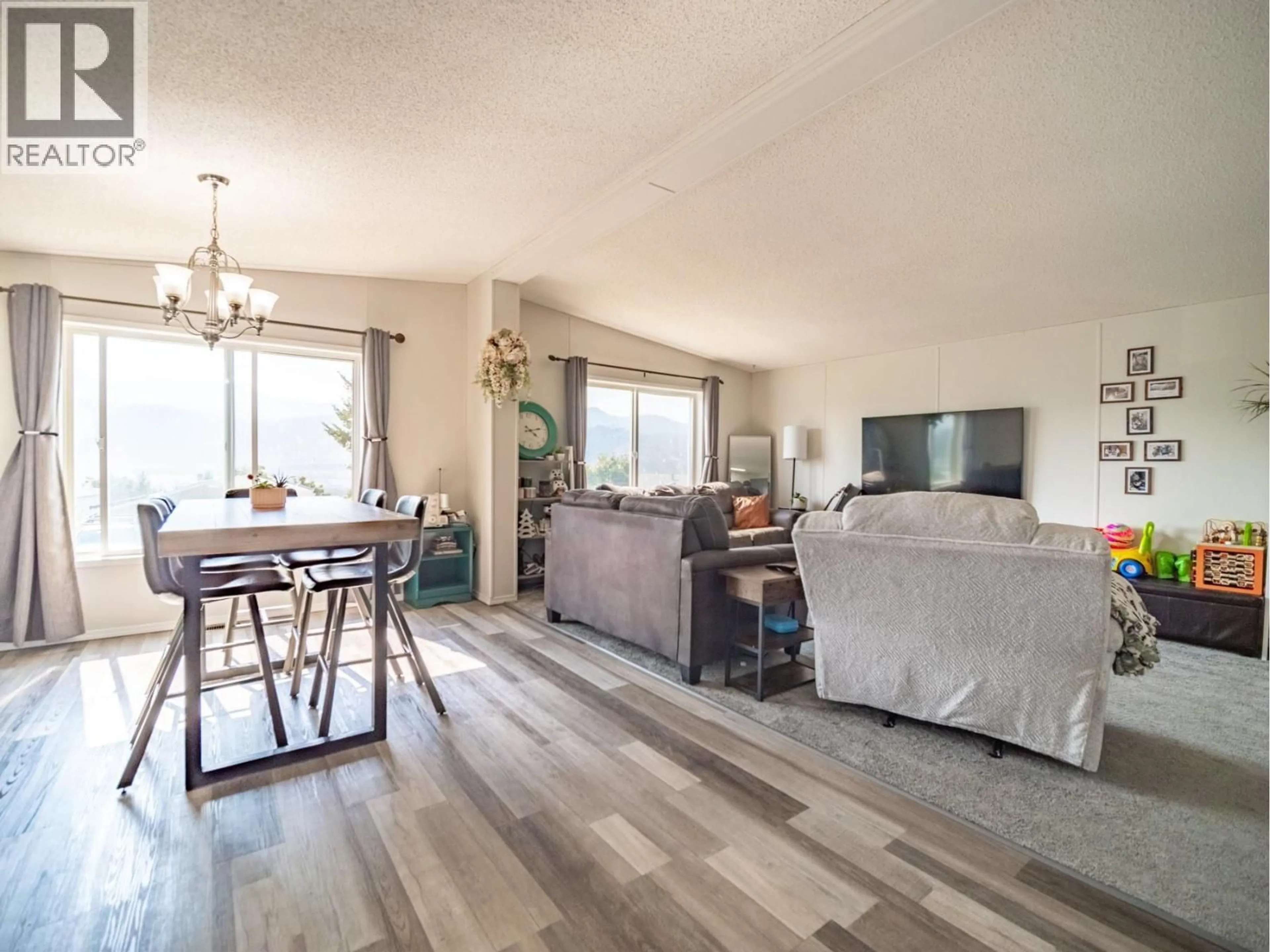 Living room with furniture, wood/laminate floor for 52 - 3099 SHUSWAP  E ROAD, Kamloops British Columbia V2H1T7