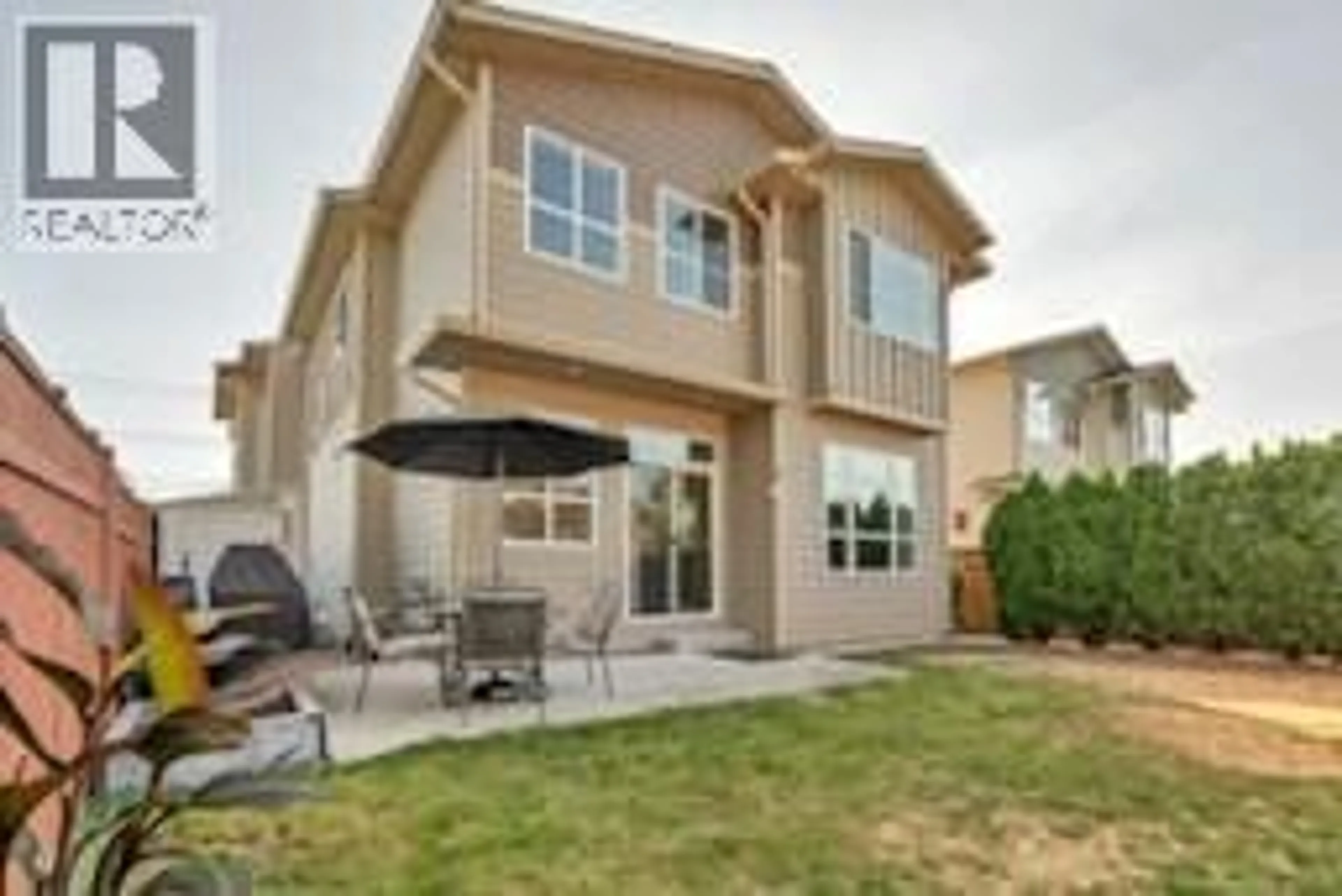 Home with vinyl exterior material, street for 102 - 379 DOUGLAS AVENUE, Penticton British Columbia V0H1Z0