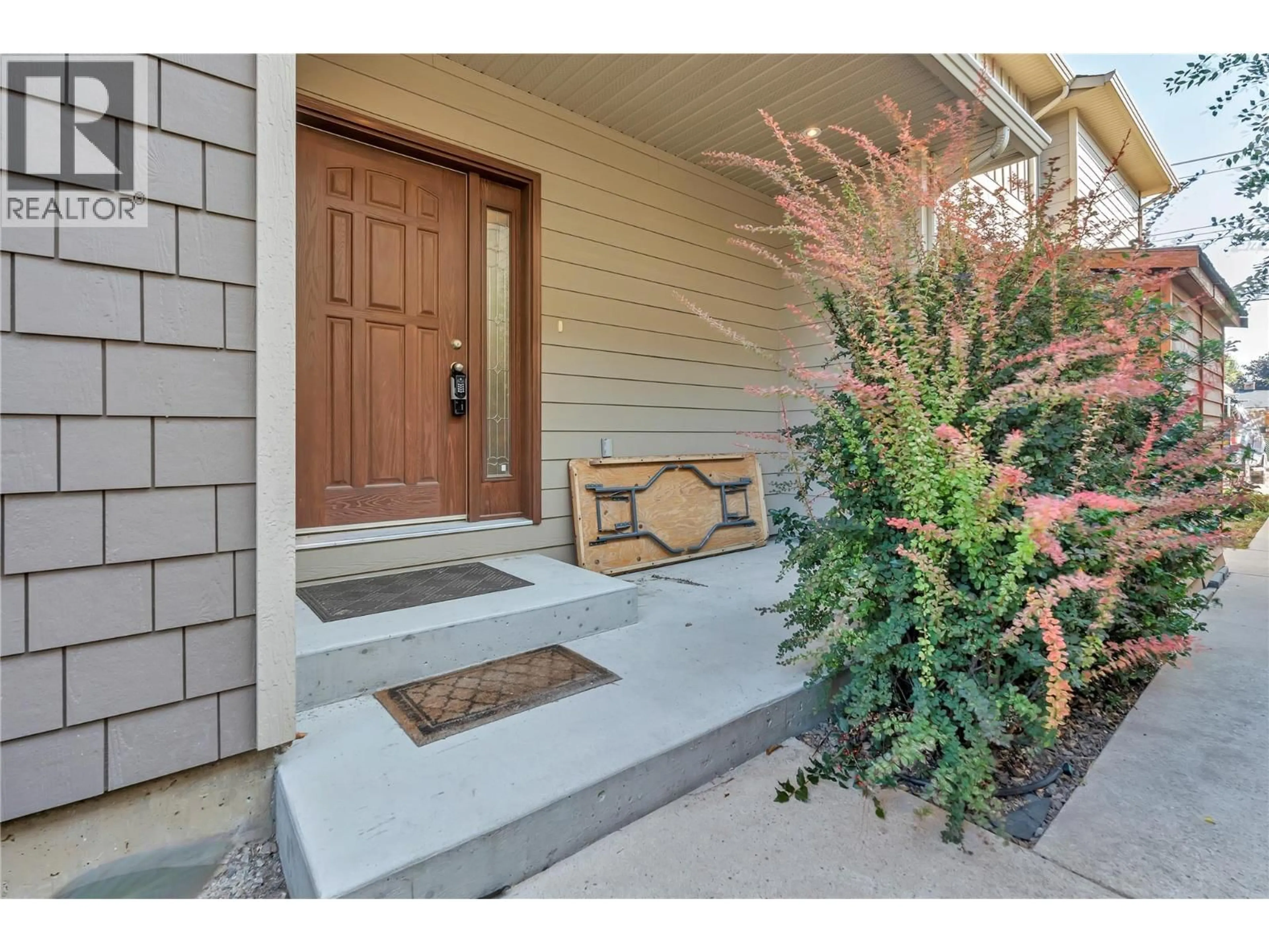 Indoor entryway for 102 - 379 DOUGLAS AVENUE, Penticton British Columbia V0H1Z0