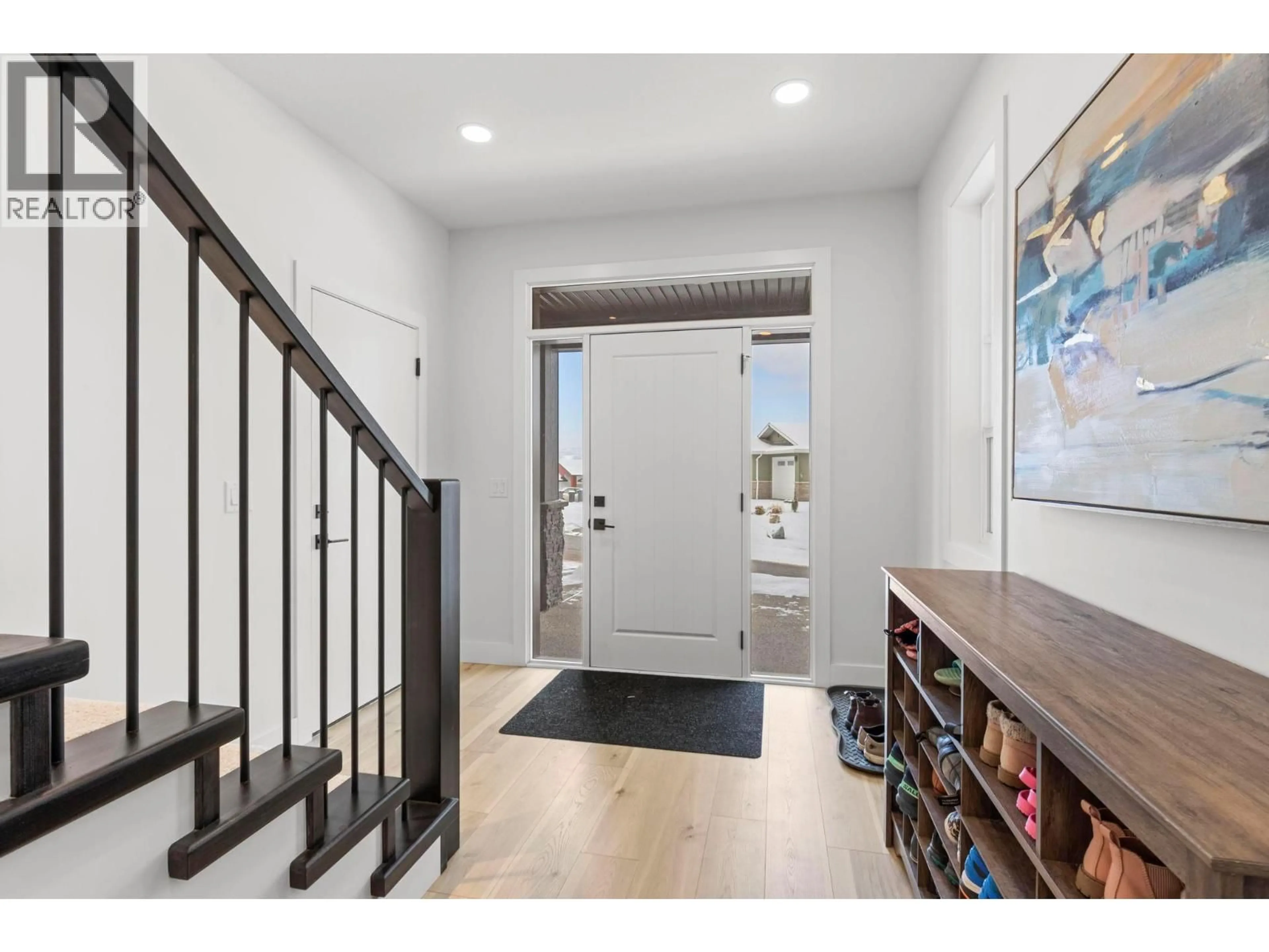 Indoor entryway for 2209 LAVETTA DRIVE, Kelowna British Columbia V1P1V1