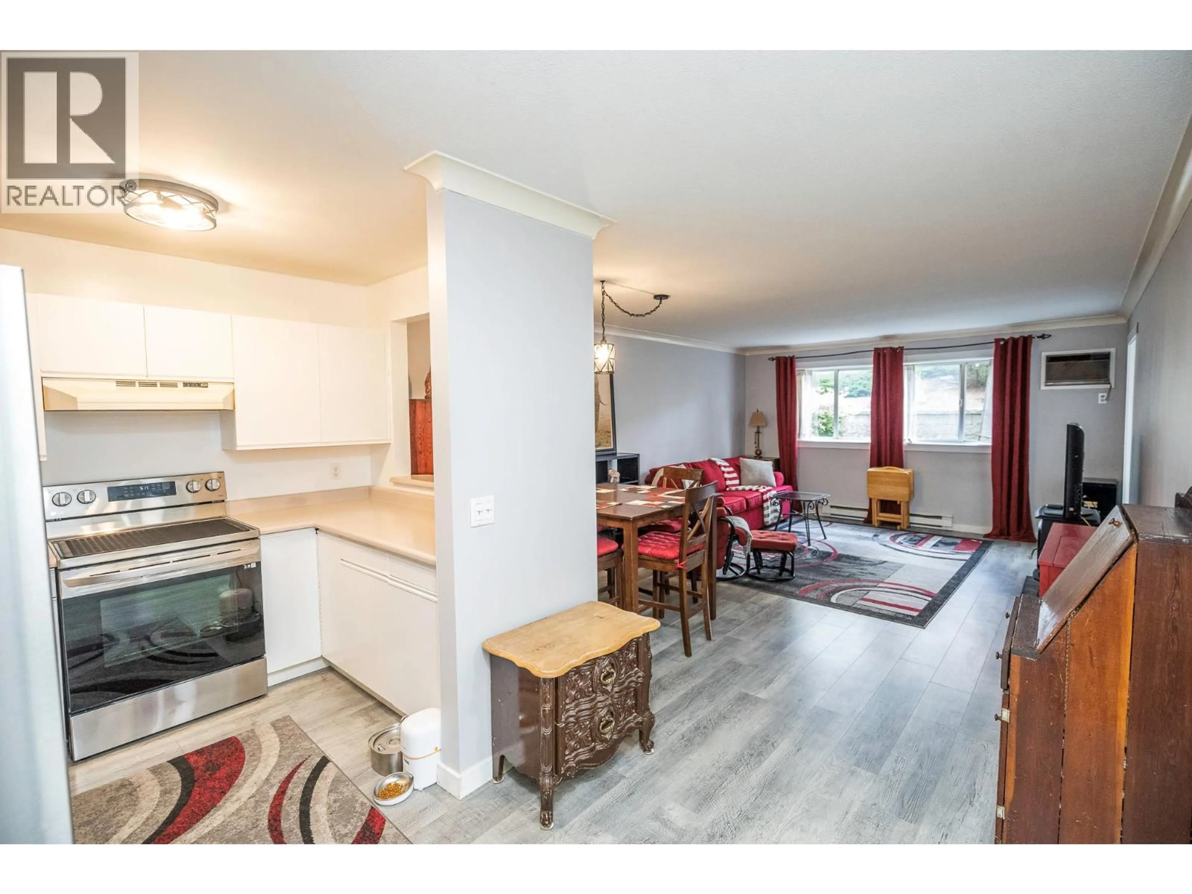 Open concept kitchen, wood/laminate floor for 113 - 669 HOUGHTON ROAD, Kelowna British Columbia V1X7L3