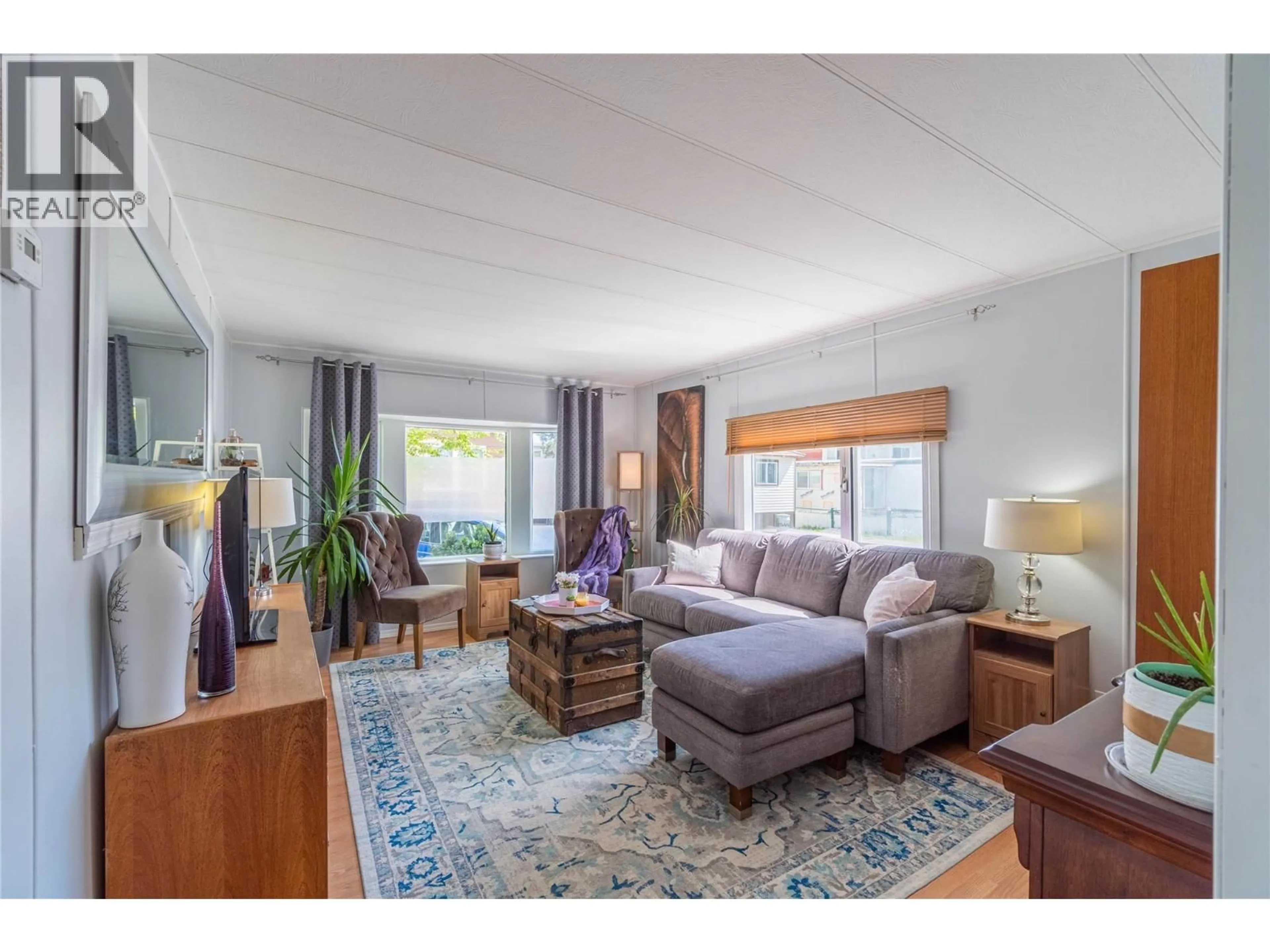 Living room with furniture, wood/laminate floor for 32 ALBERT STREET OTHER, Kamloops British Columbia V2B4E8