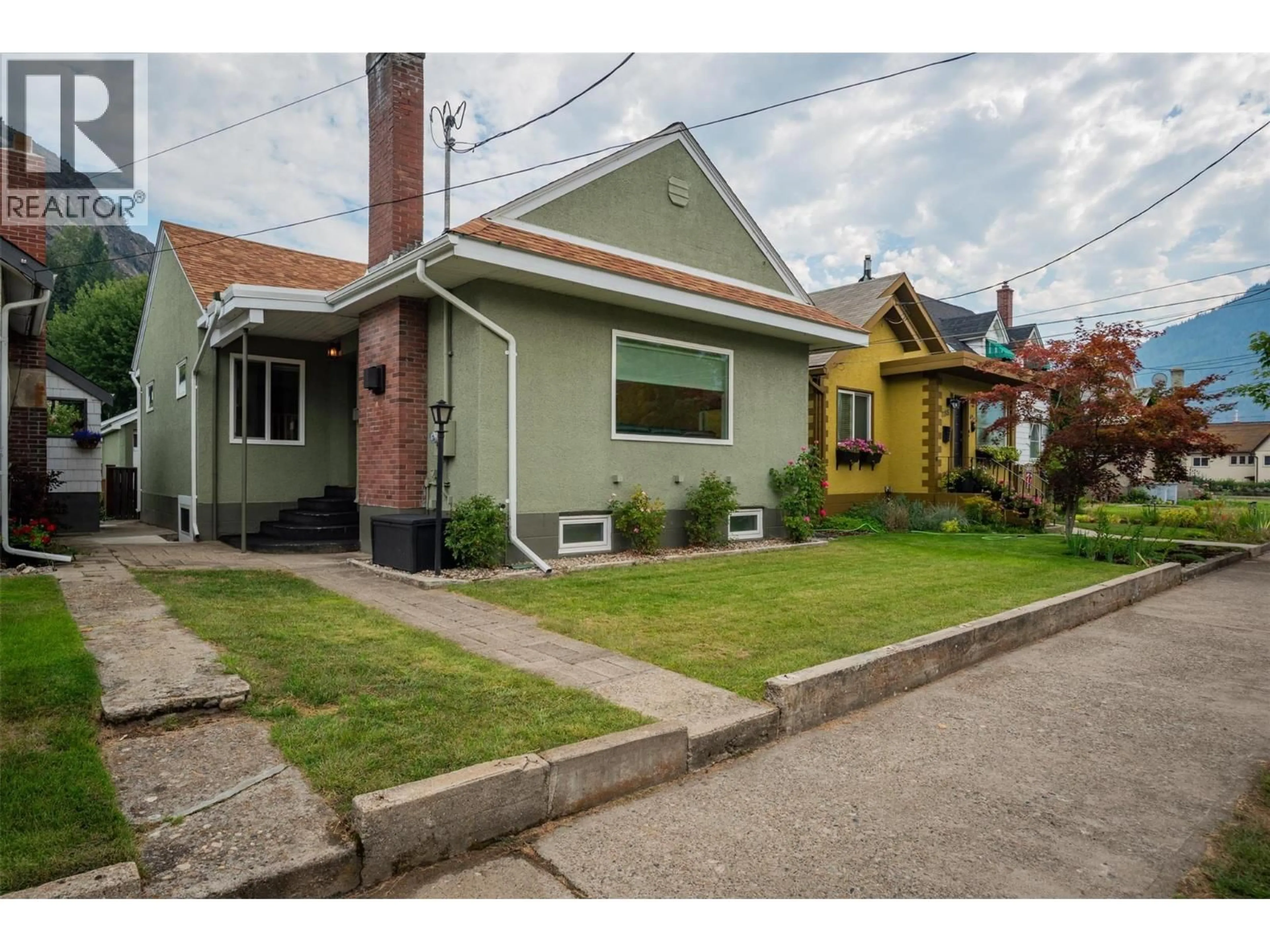 Home with brick exterior material, street for 1181 COLUMBIA AVENUE, Trail British Columbia V1R1J1