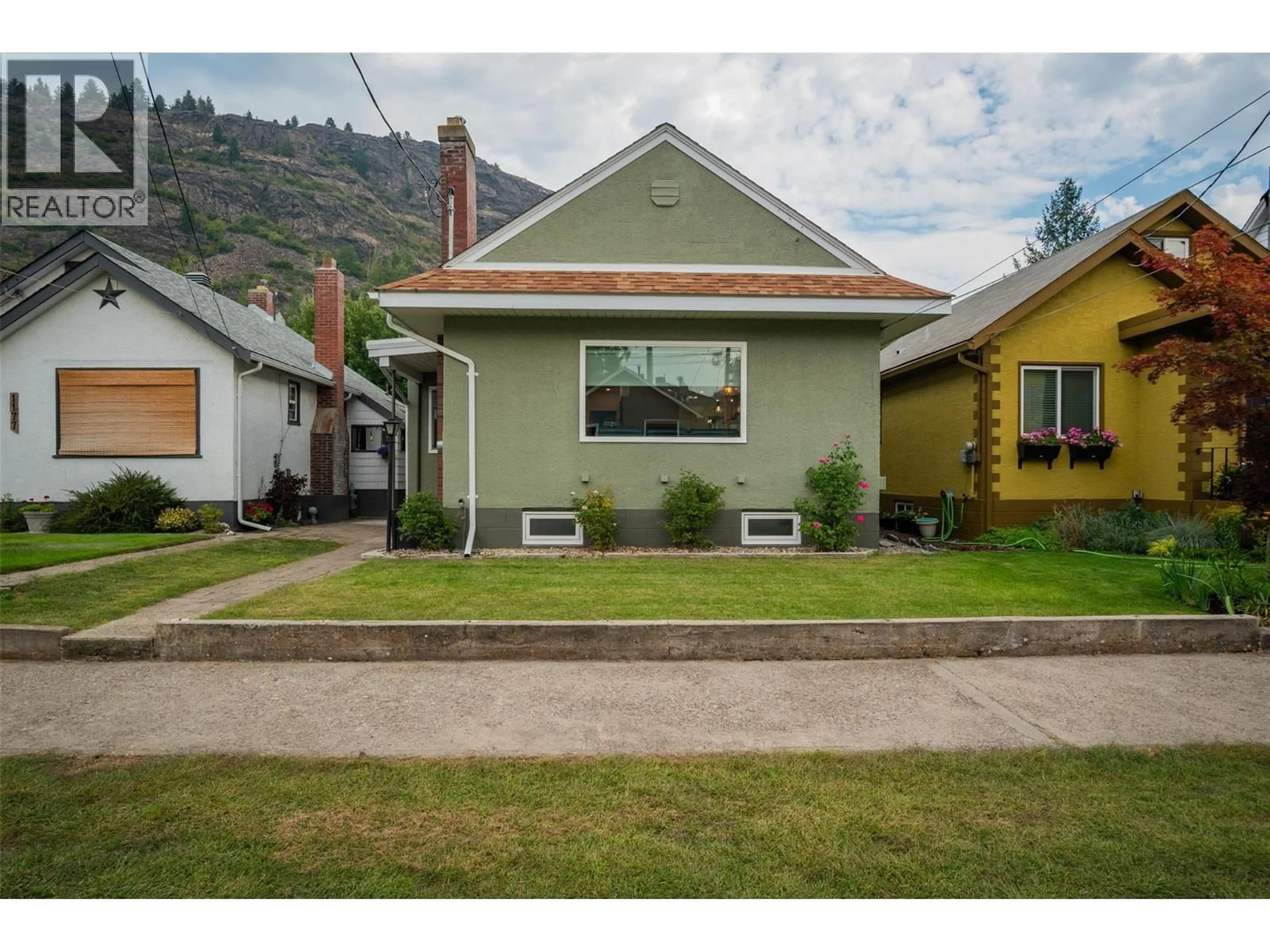 Home with vinyl exterior material, street for 1181 COLUMBIA AVENUE, Trail British Columbia V1R1J1