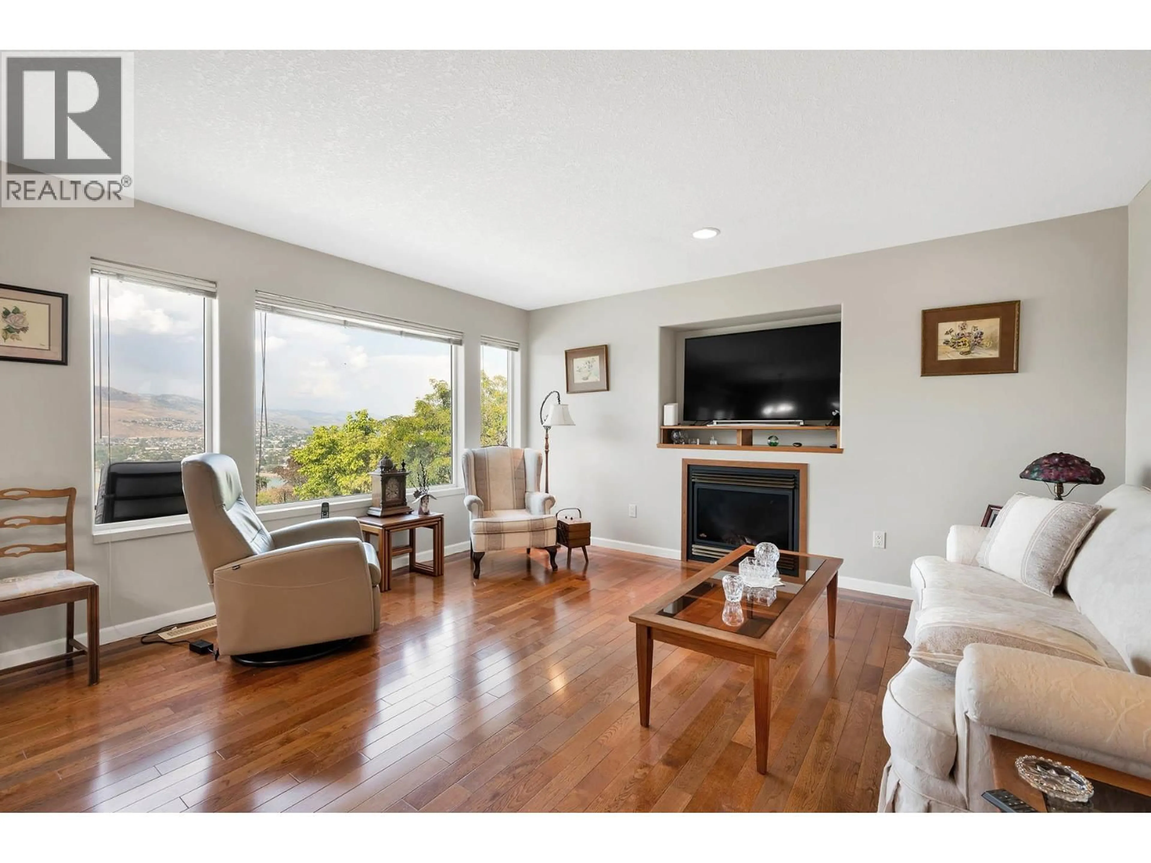 Living room with furniture, wood/laminate floor for 1024 FERNIE ROAD, Kamloops British Columbia V2C1B3