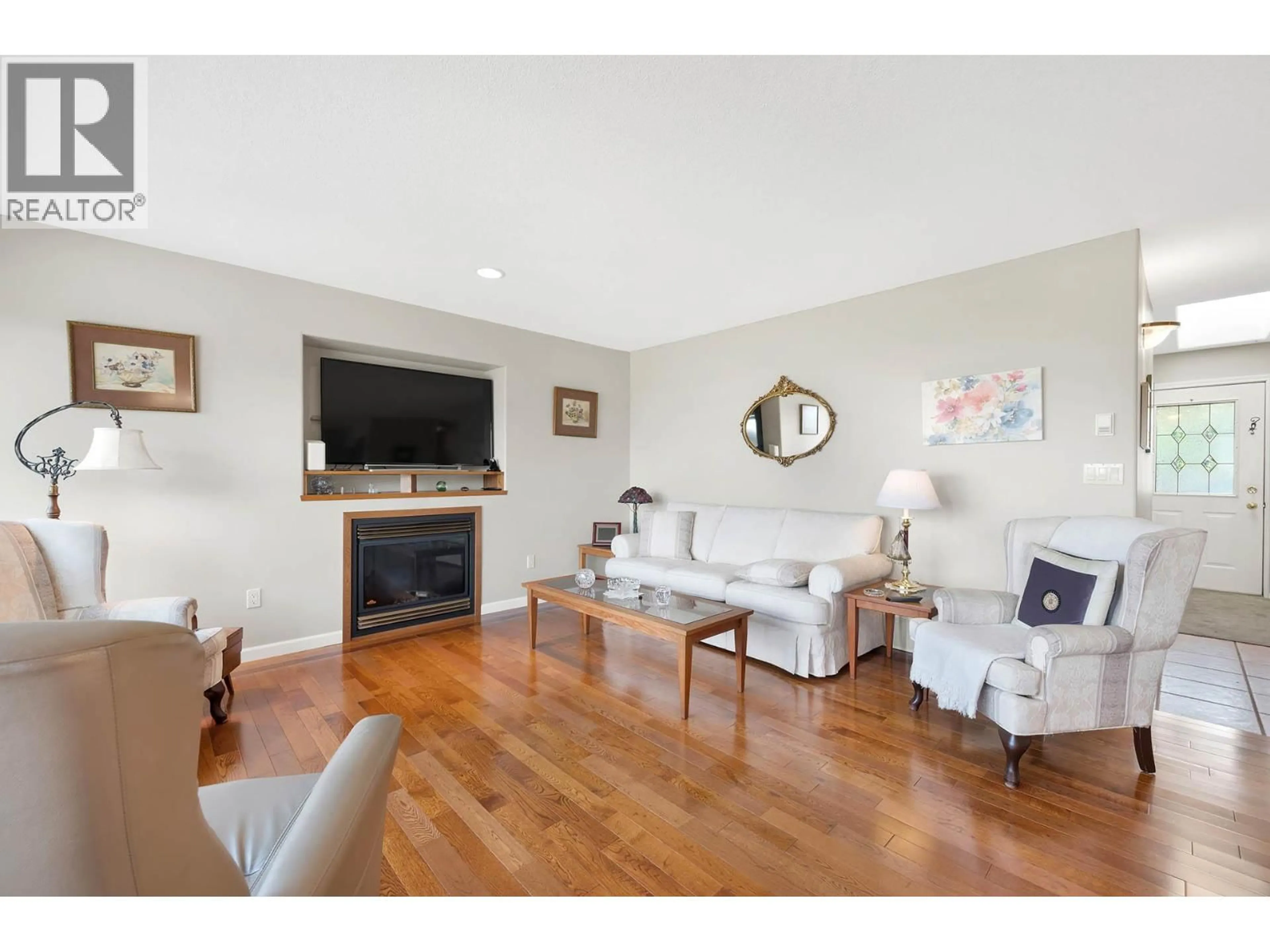 Living room with furniture, wood/laminate floor for 1024 FERNIE ROAD, Kamloops British Columbia V2C1B3