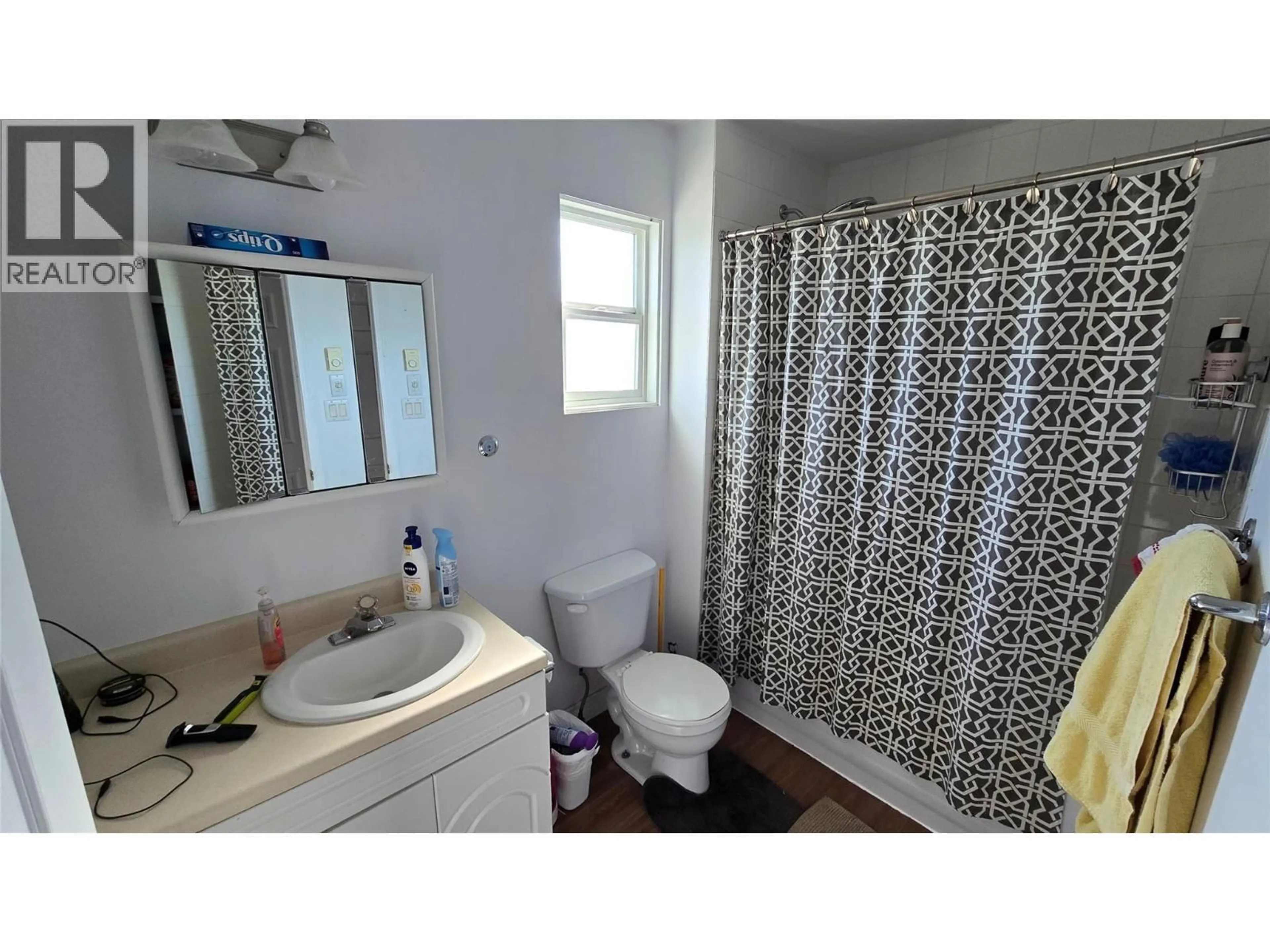 Standard bathroom, ceramic/tile floor for 1417 105 AVENUE, Dawson Creek British Columbia V1G2M3