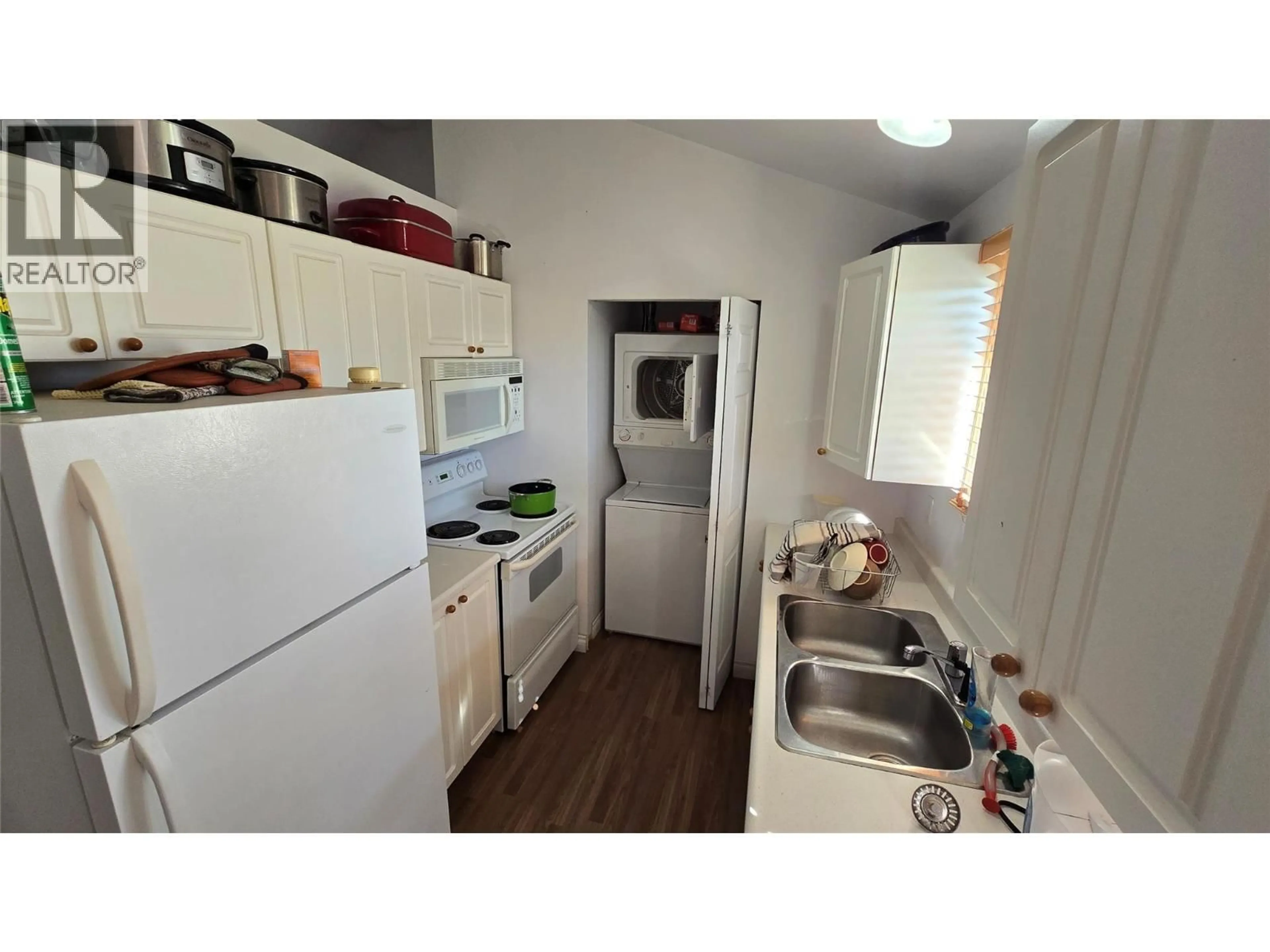 Standard kitchen, unknown for 1417 105 AVENUE, Dawson Creek British Columbia V1G2M3
