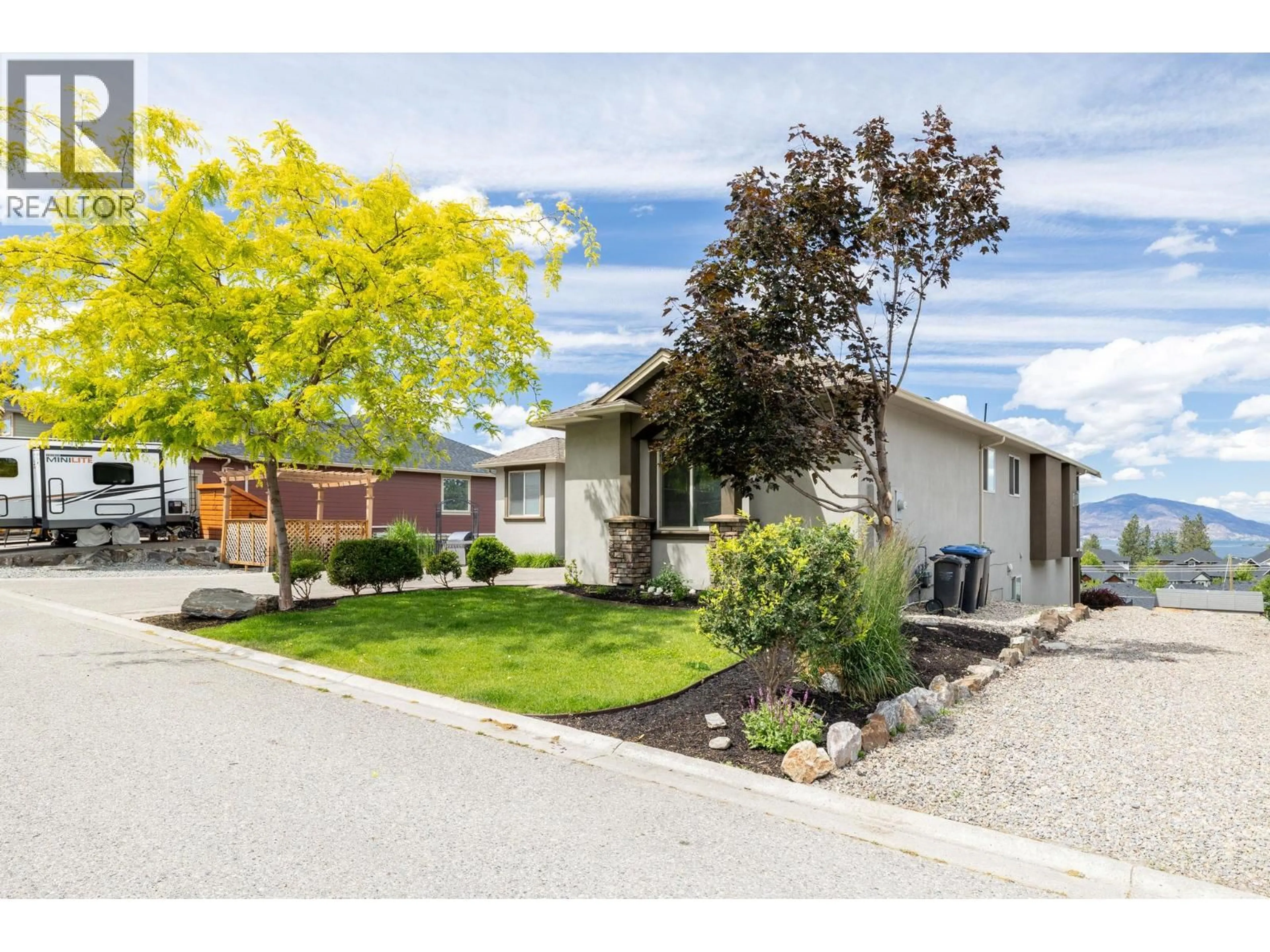 Home with vinyl exterior material, street for 368 TRUMPETER COURT, Kelowna British Columbia V1W5J4