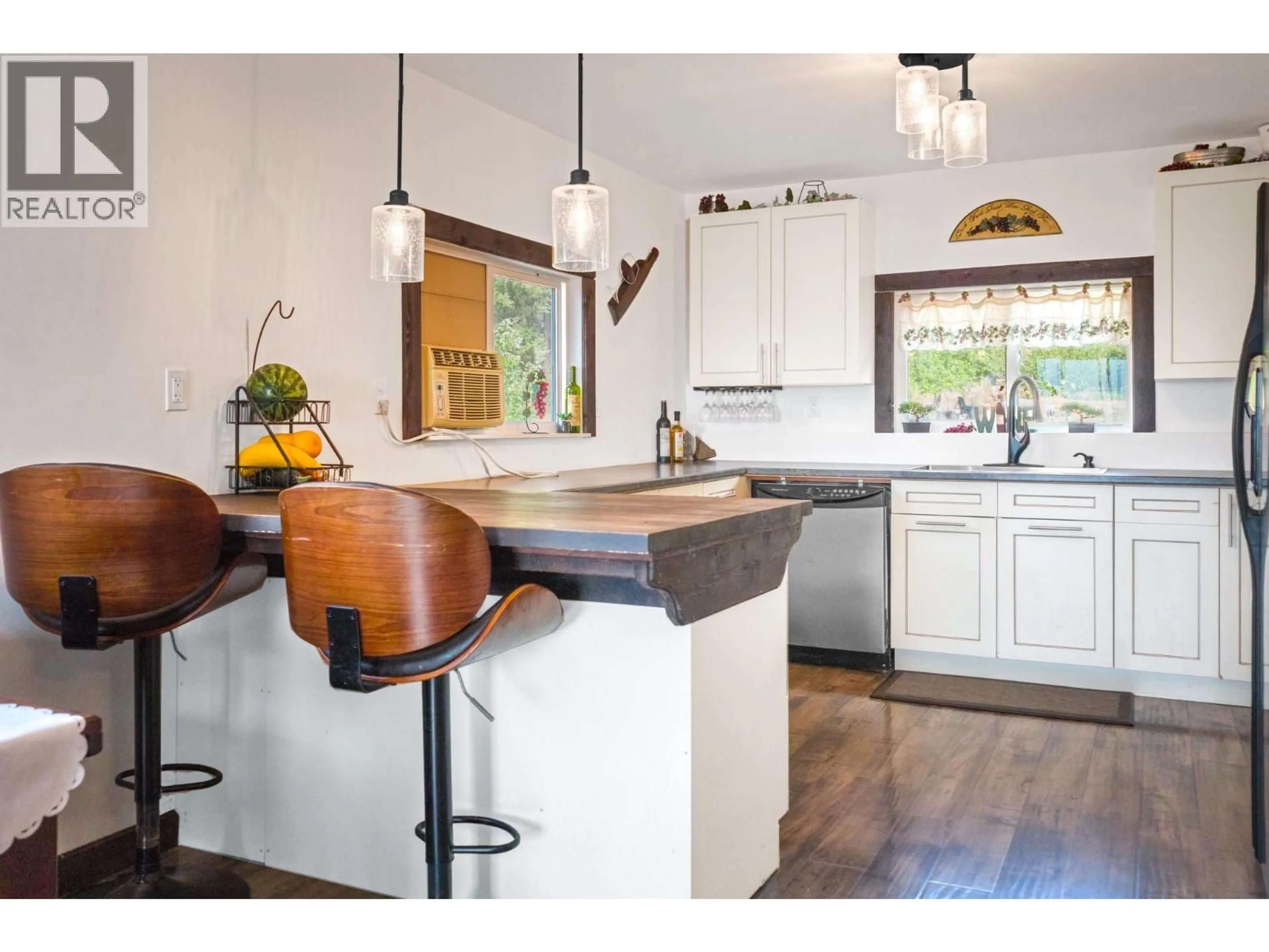 Open concept kitchen, wood/laminate floor for 334 22ND AVENUE, Creston British Columbia V0B1G5