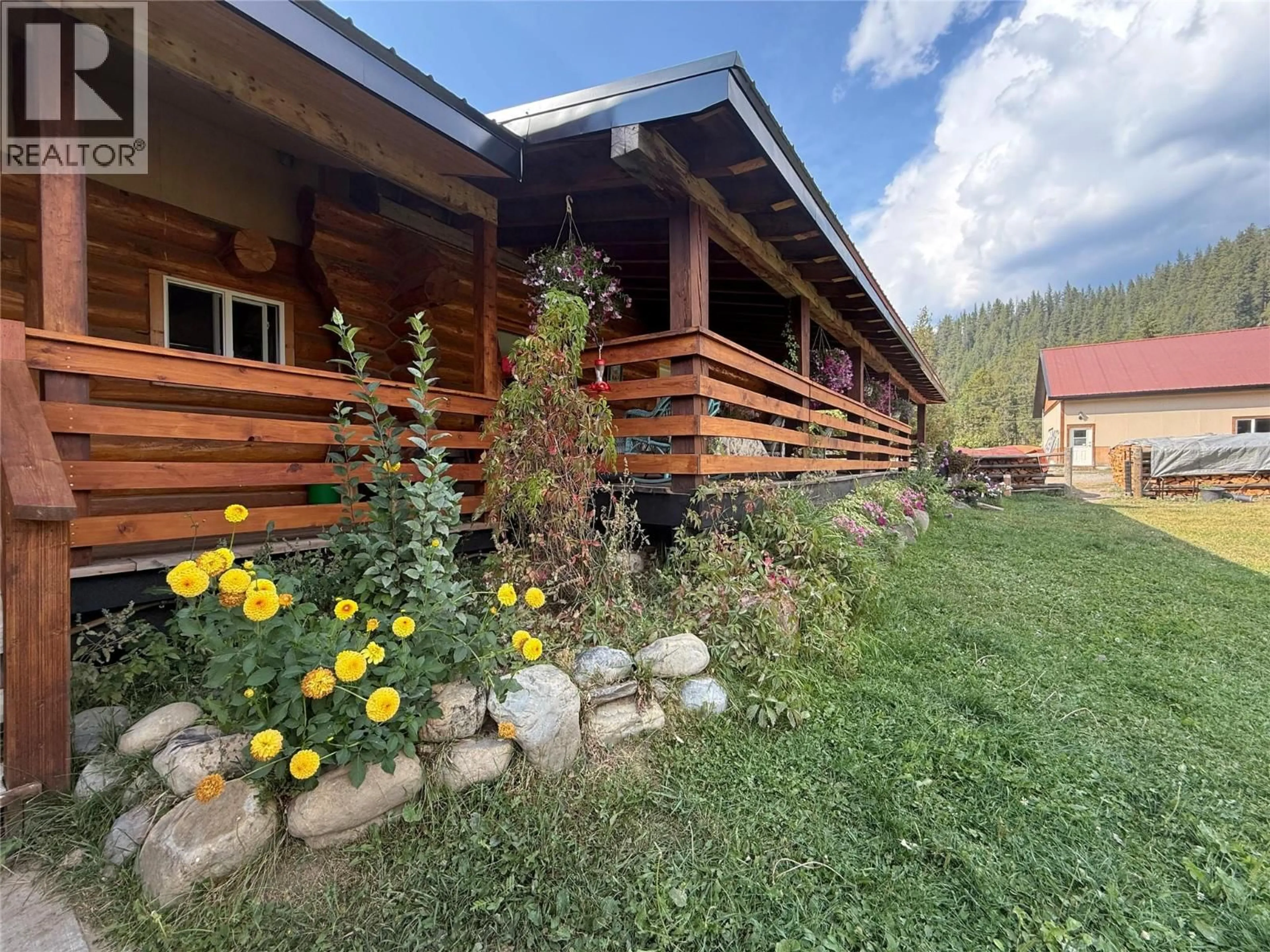 Patio, mountain view for 8495 3 HIGHWAY, Yahk British Columbia V0B2P0