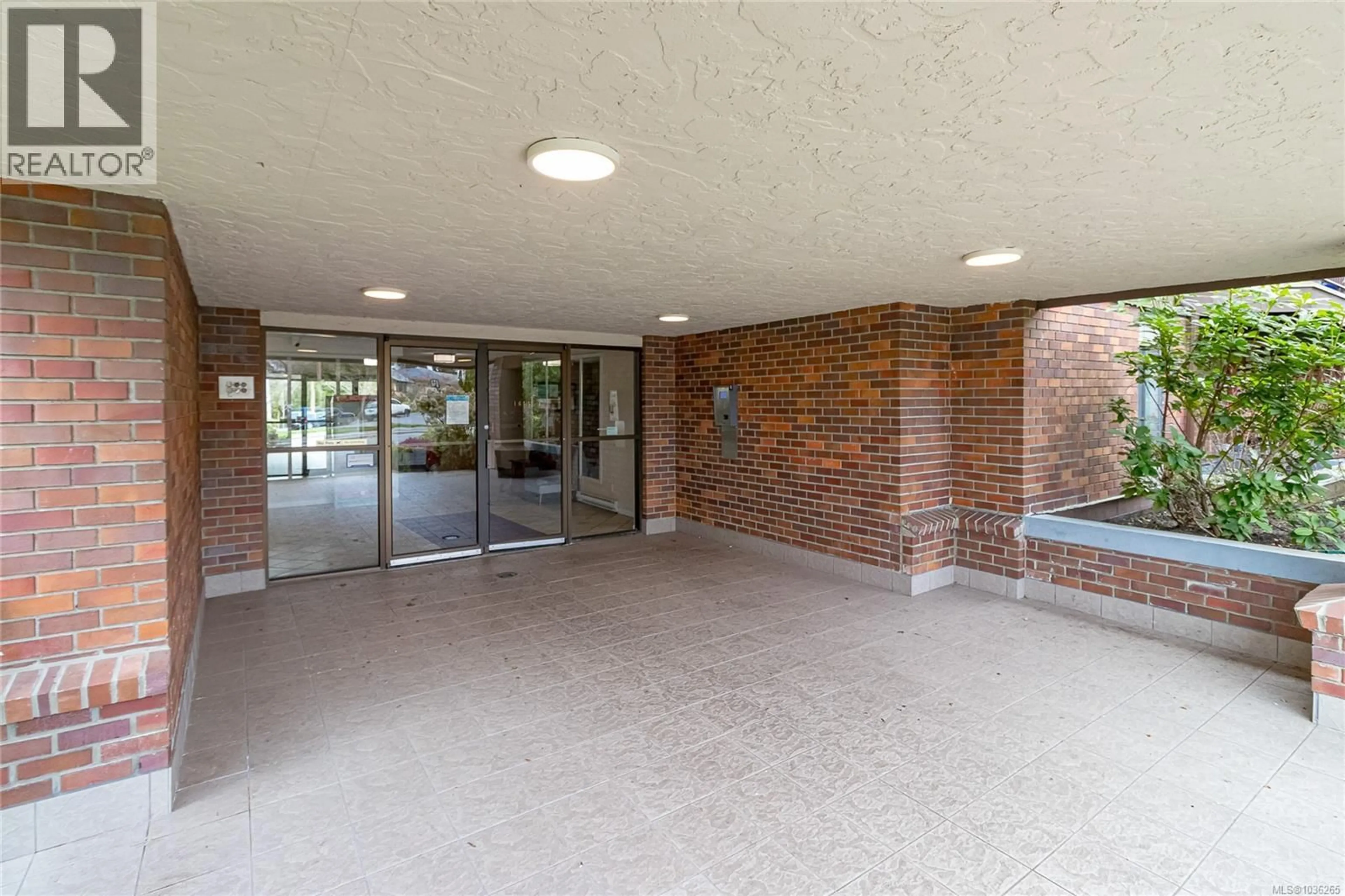Indoor foyer for 314 - 1655 BEGBIE STREET, Victoria British Columbia V8R1L4