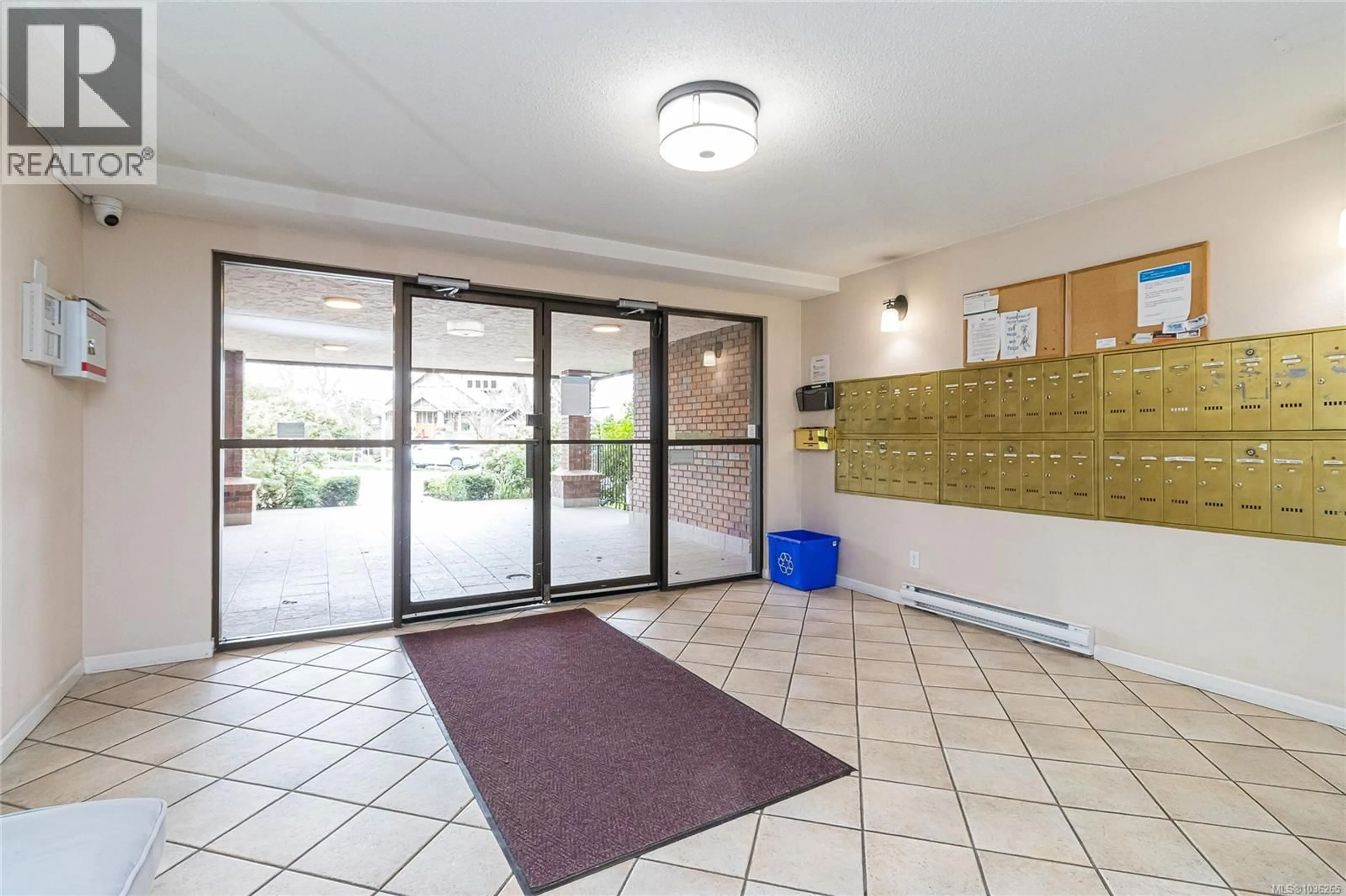 Indoor foyer for 314 - 1655 BEGBIE STREET, Victoria British Columbia V8R1L4
