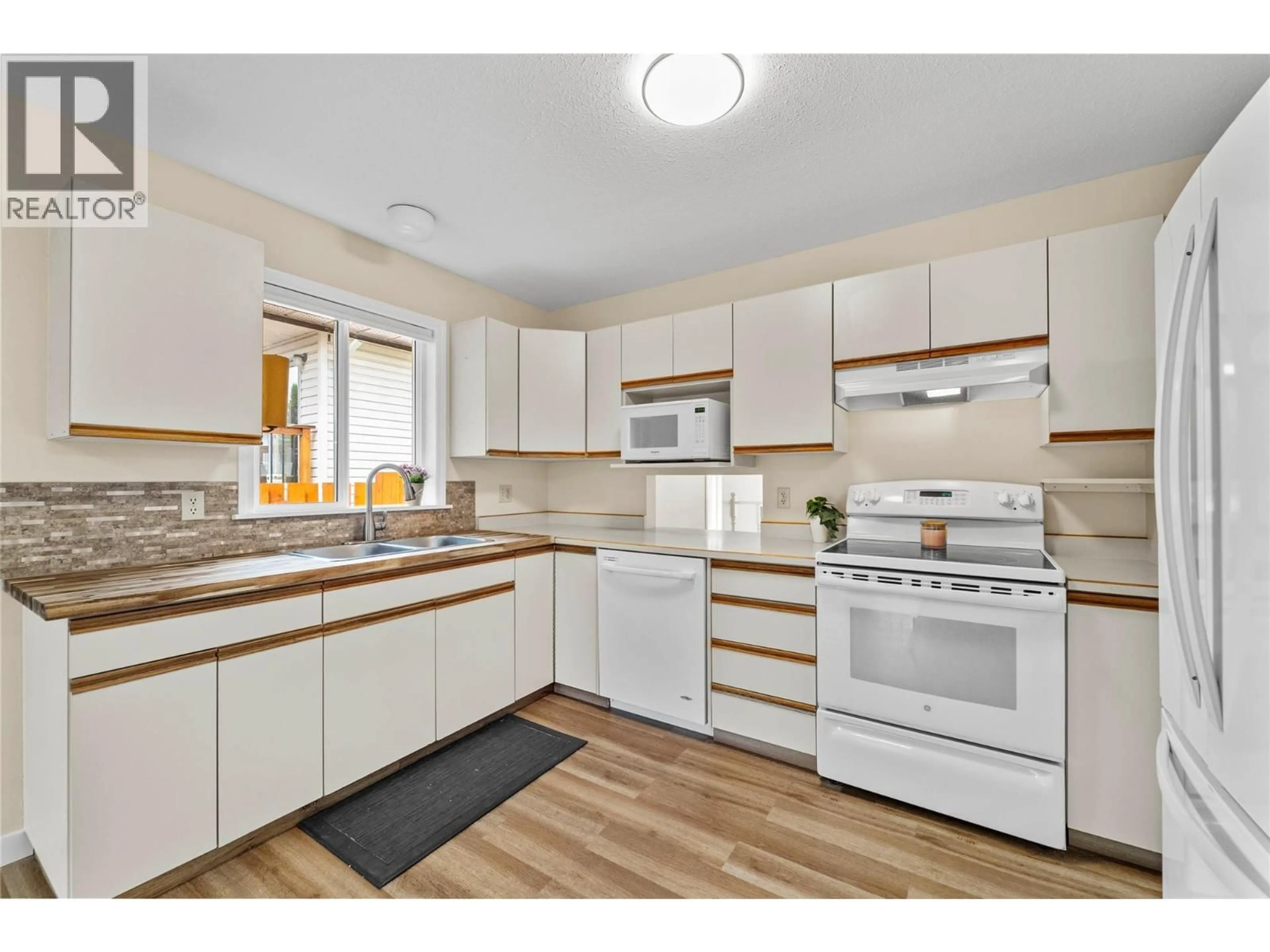Standard kitchen, unknown for 2393 FLEETWOOD AVENUE, Kamloops British Columbia V2B4S8