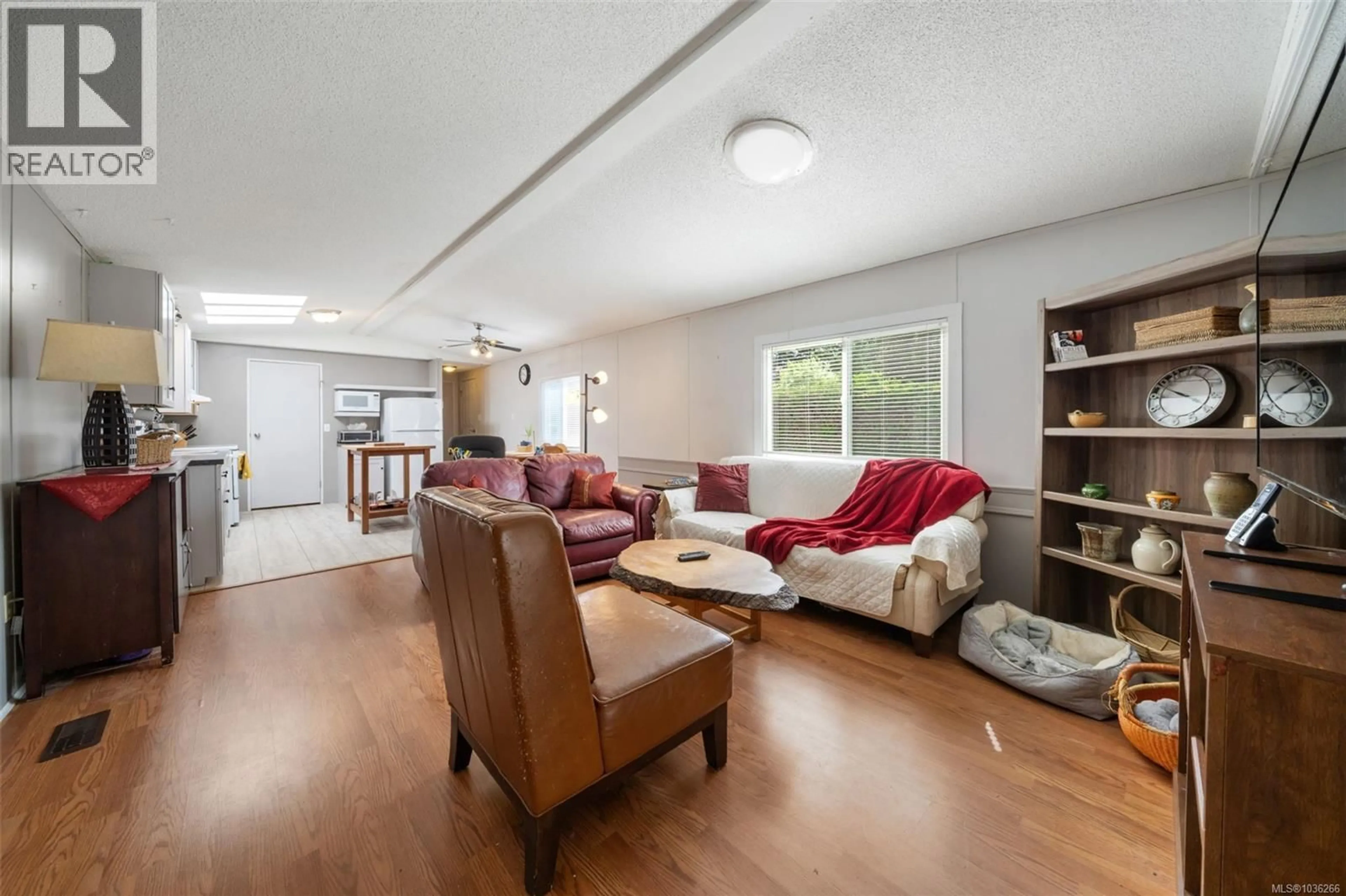 Living room with furniture, wood/laminate floor for 53 - 1265 CHERRY POINT ROAD, Cowichan Bay British Columbia V0R1N2