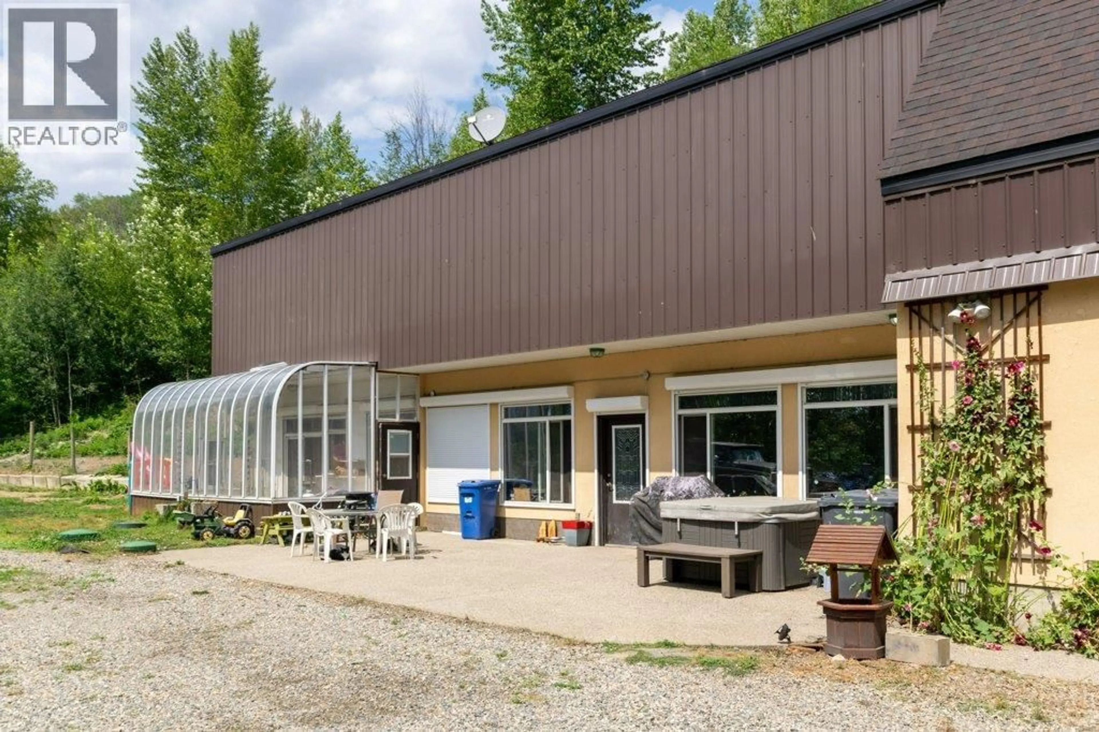 Patio, building for 46 - 2481 SQUILAX-ANGLEMONT ROAD, Lee Creek British Columbia V0E1M4