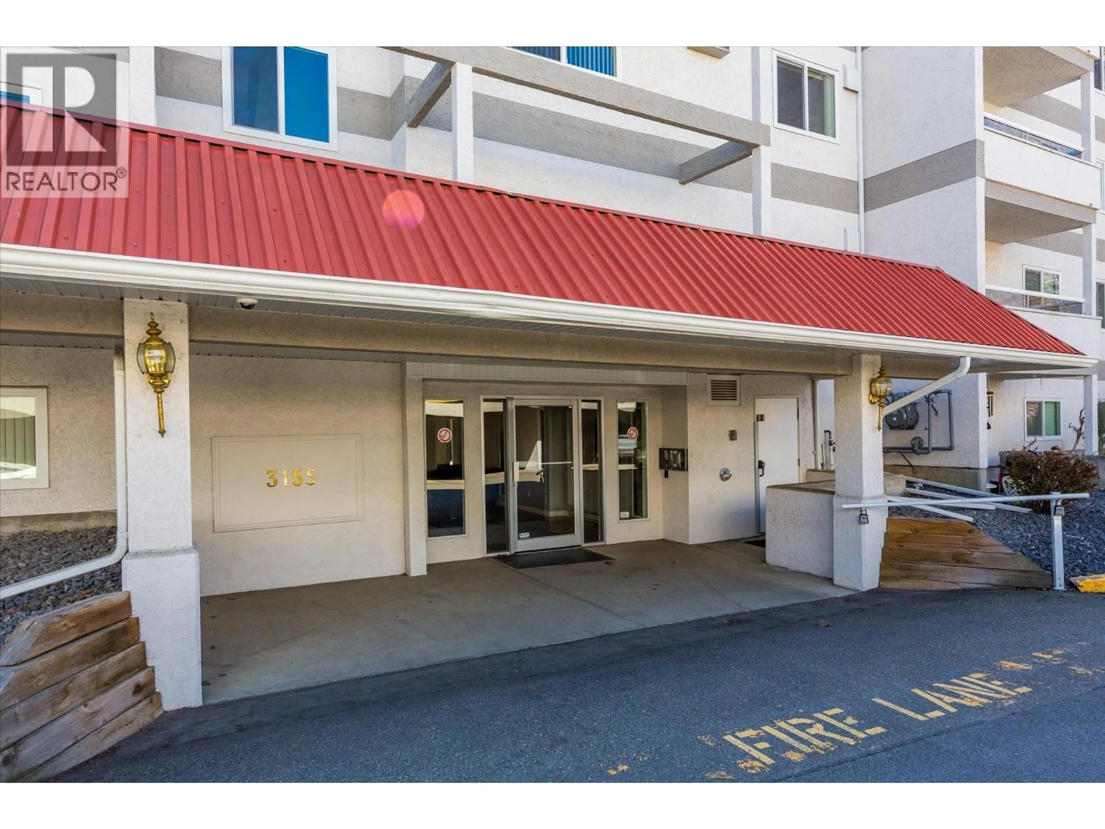 Indoor foyer for 410 - 3155 DE MONTREUIL COURT, Kelowna British Columbia V1W3W1