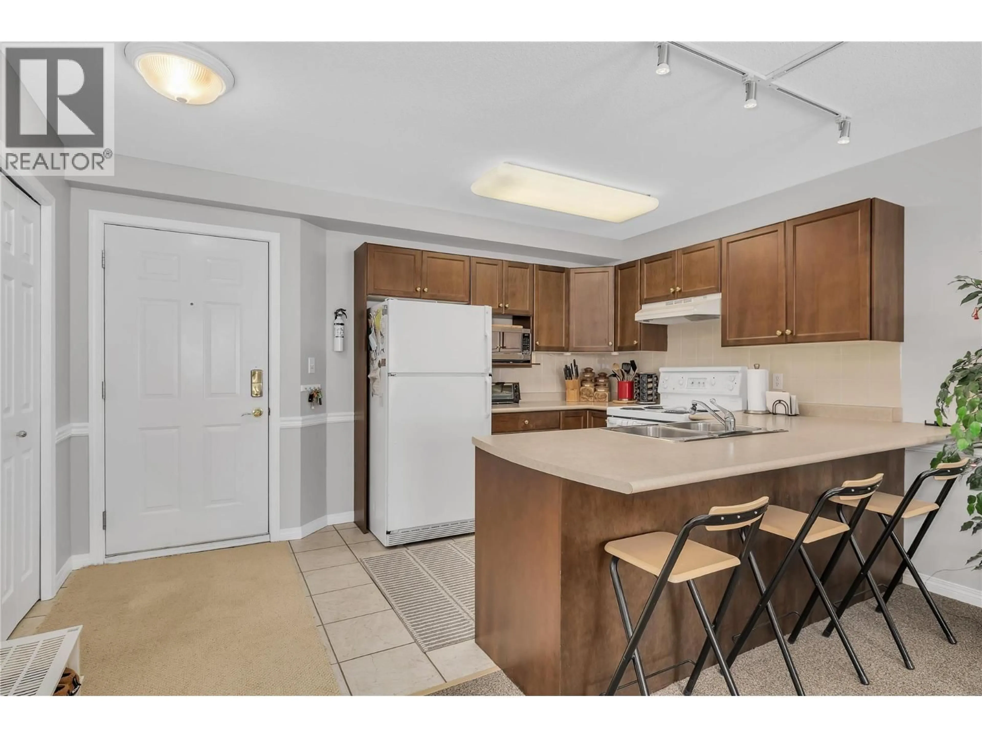 Standard kitchen, unknown for 402 - 215 KETTLEVIEW ROAD, Big White British Columbia V1P1P3