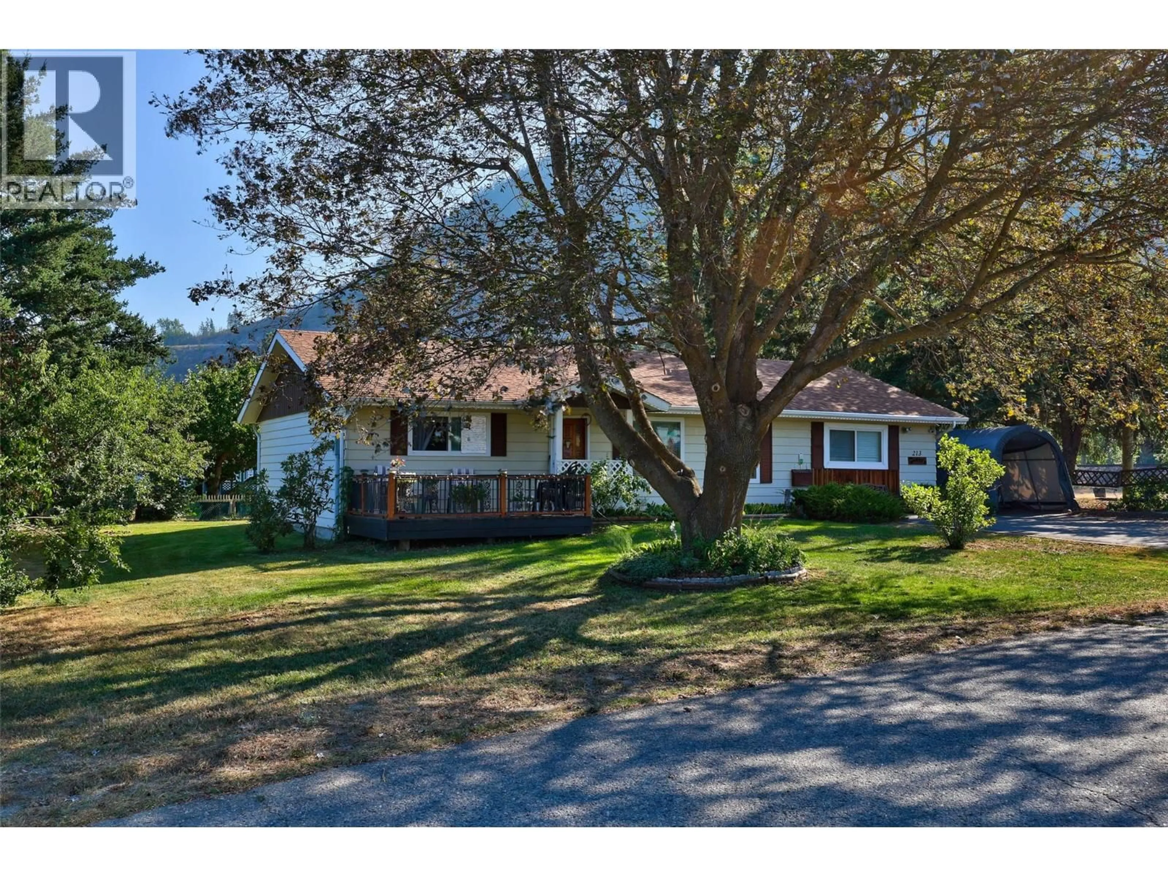 A pic from outside/outdoor area/front of a property/back of a property/a pic from drone, street for 213 BEACH DRIVE, Chase British Columbia V0E1M0