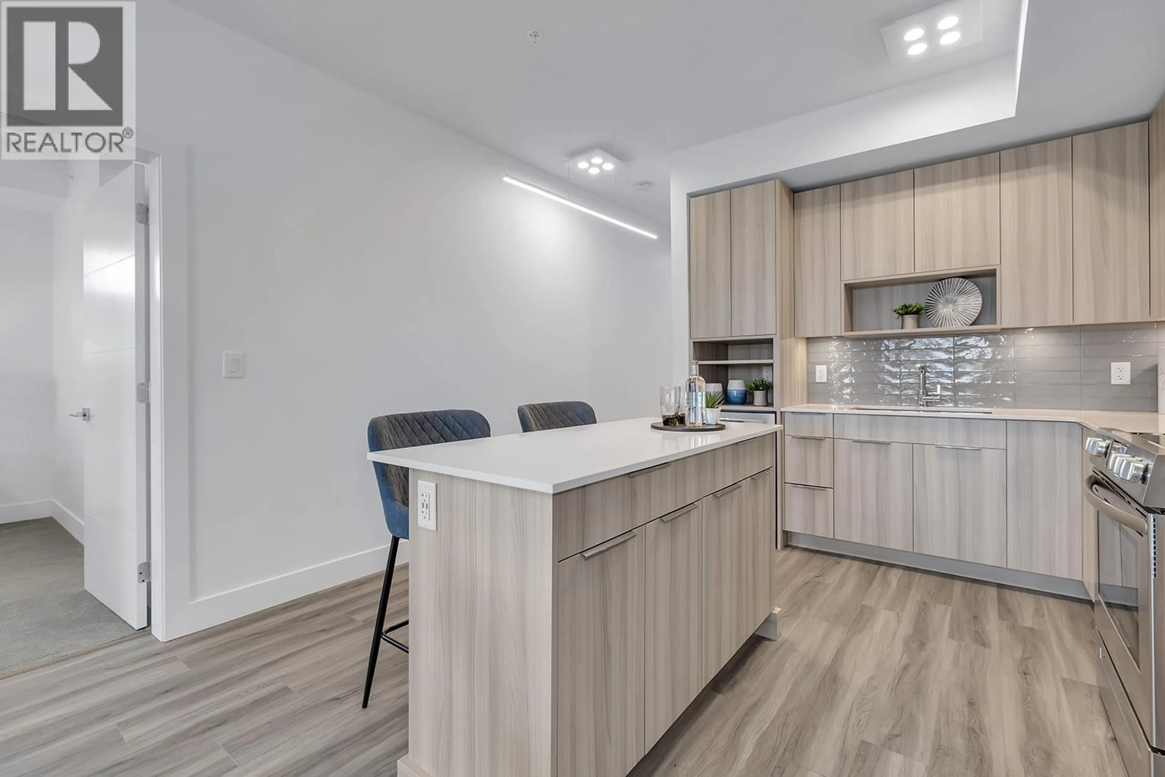Open concept kitchen, wood/laminate floor for 601B - 3634 MISSION SPRINGS DRIVE, Kelowna British Columbia V1W0C9