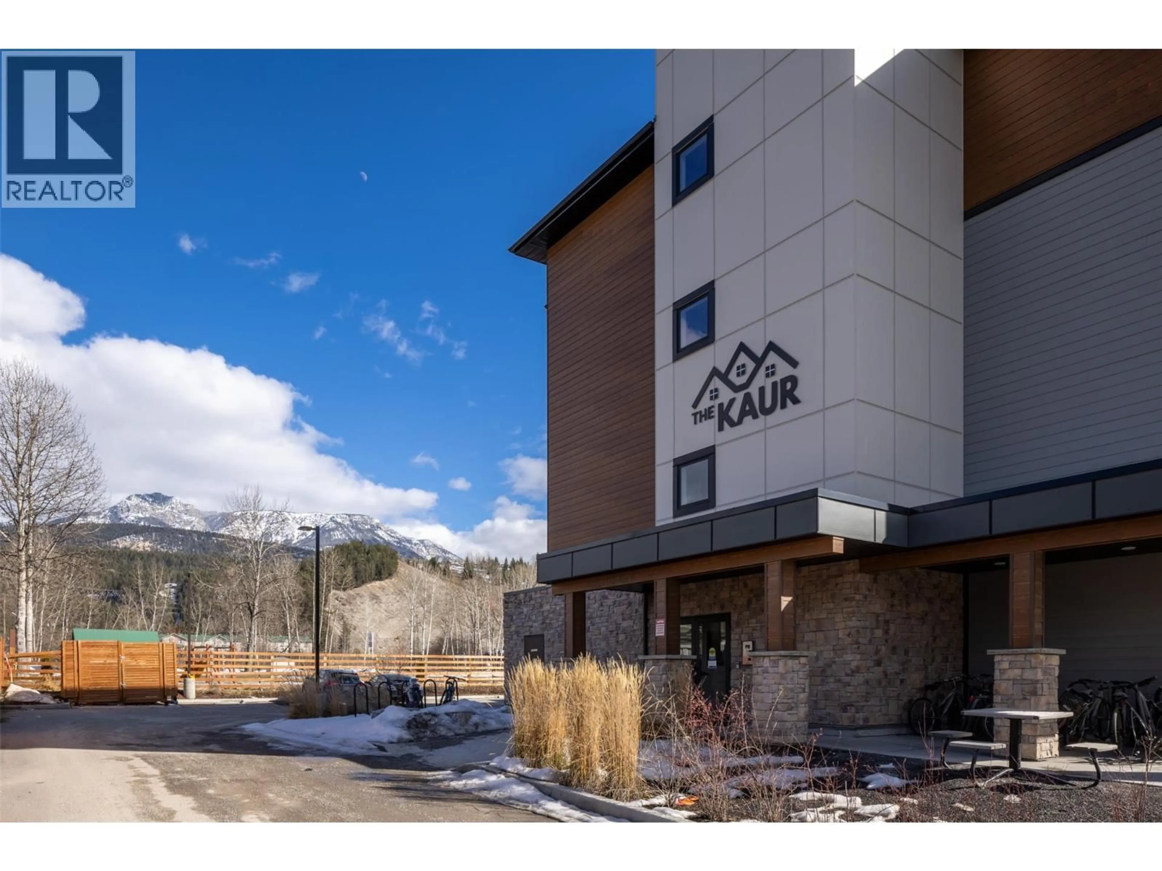 Indoor foyer for 203 - 1200 11TH AVENUE NORTH, Golden British Columbia V0A1H0