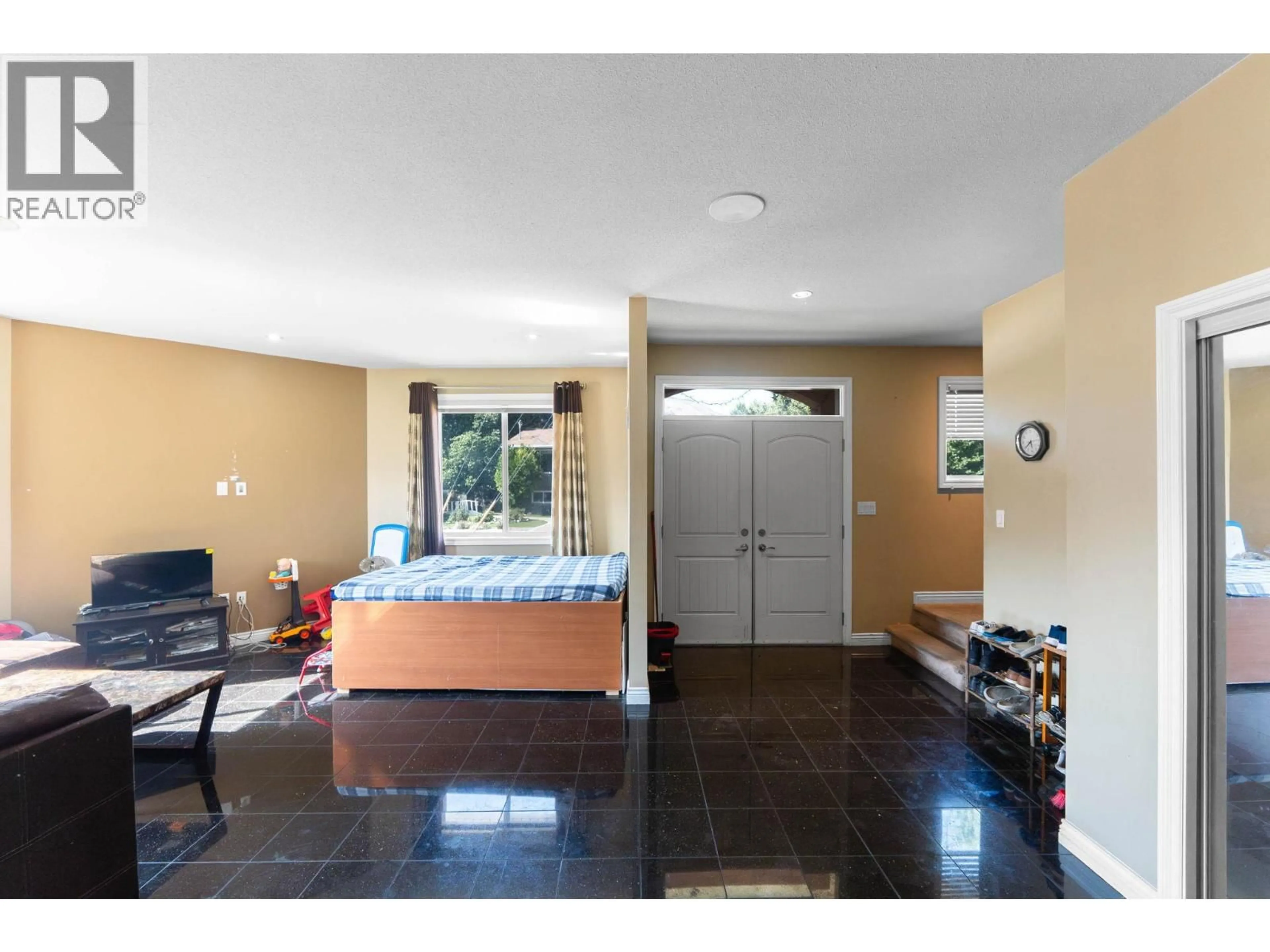 Indoor entryway for 102 - 297 WATERFORD AVENUE, Penticton British Columbia V2A6J4