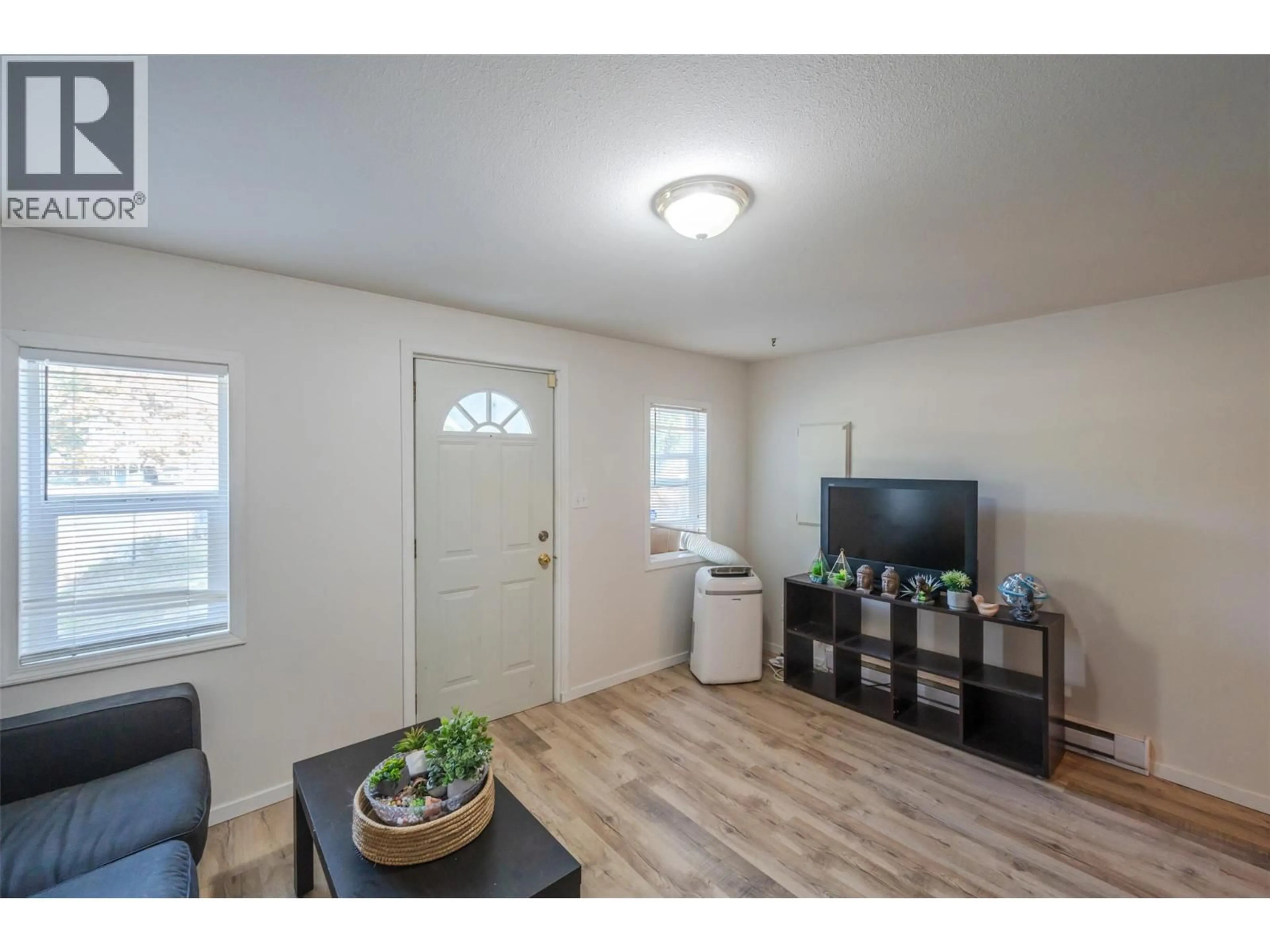 Indoor entryway for 468 WADE AVENUE WEST, Penticton British Columbia V2A1V4