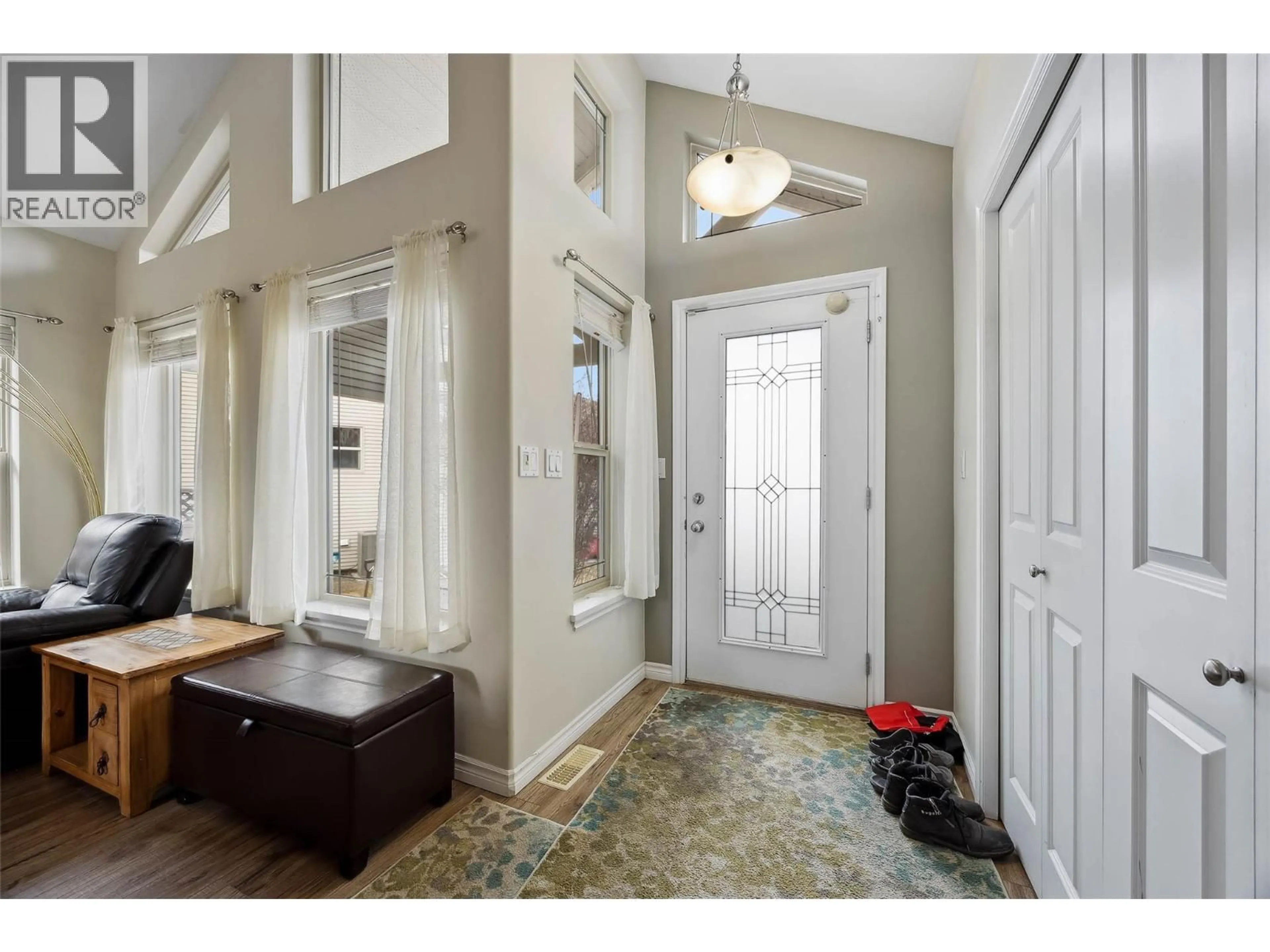 Indoor entryway for 1925 ENGLEMANN COURT, Kamloops British Columbia V1S1X9